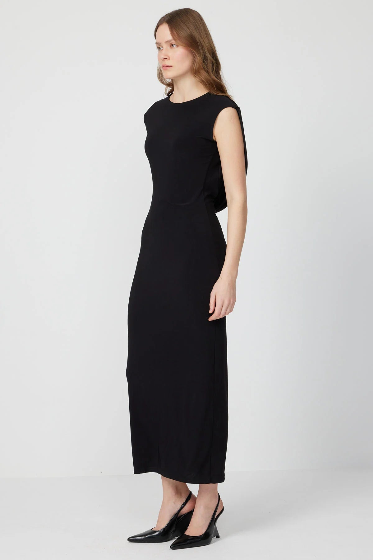 فستان ميدي أسود نسائي بتفاصيل ظهر منسدلة