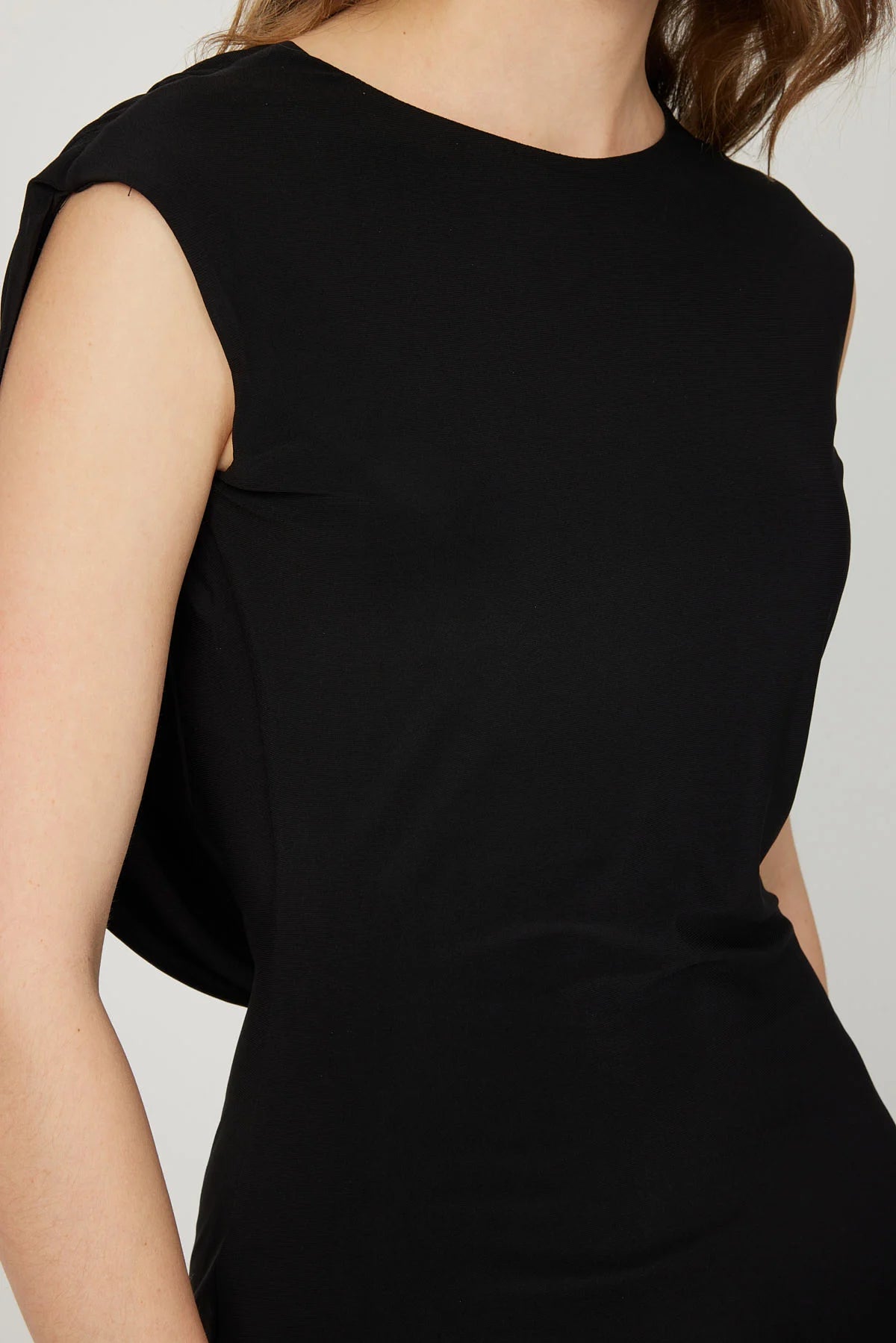 فستان ميدي أسود نسائي بتفاصيل ظهر منسدلة