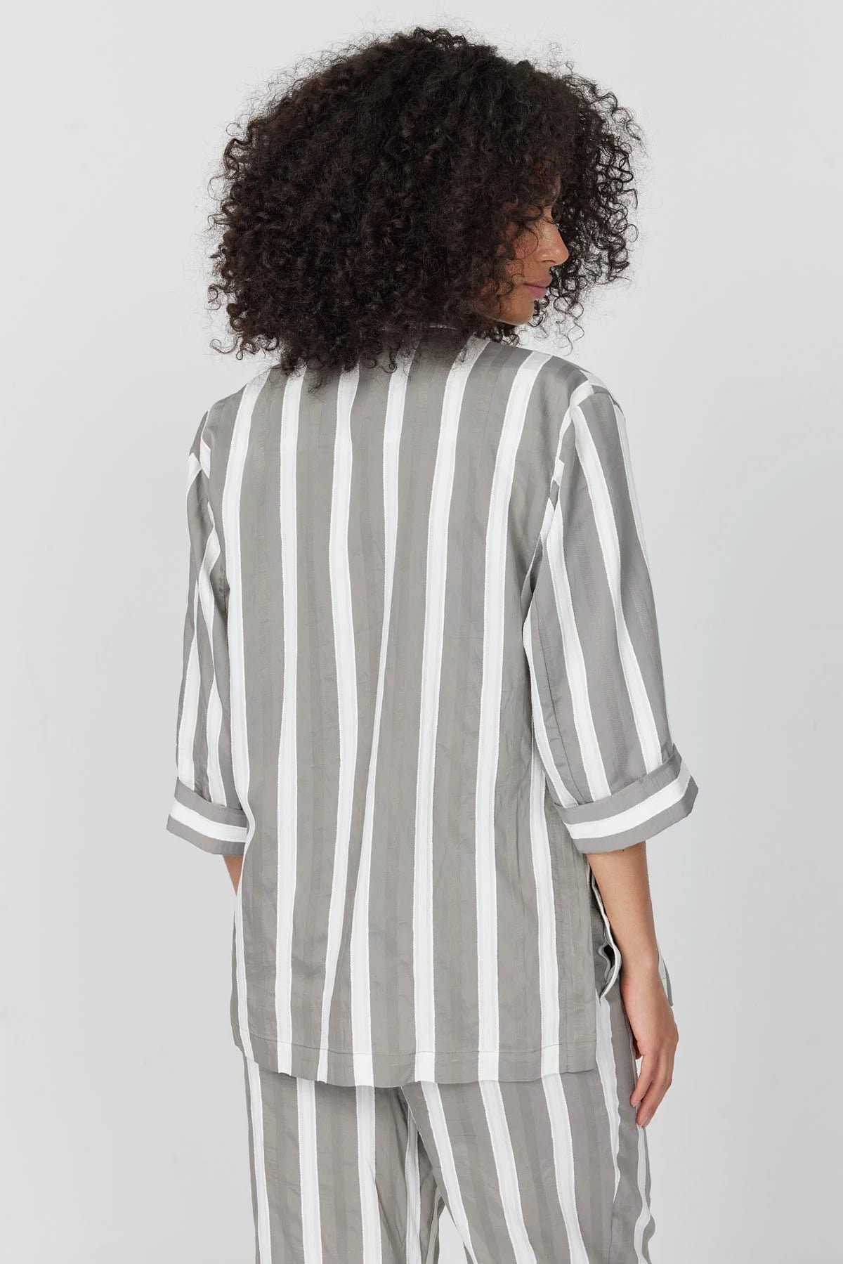 جاكيت نسائي مخطط بأكمام كابري