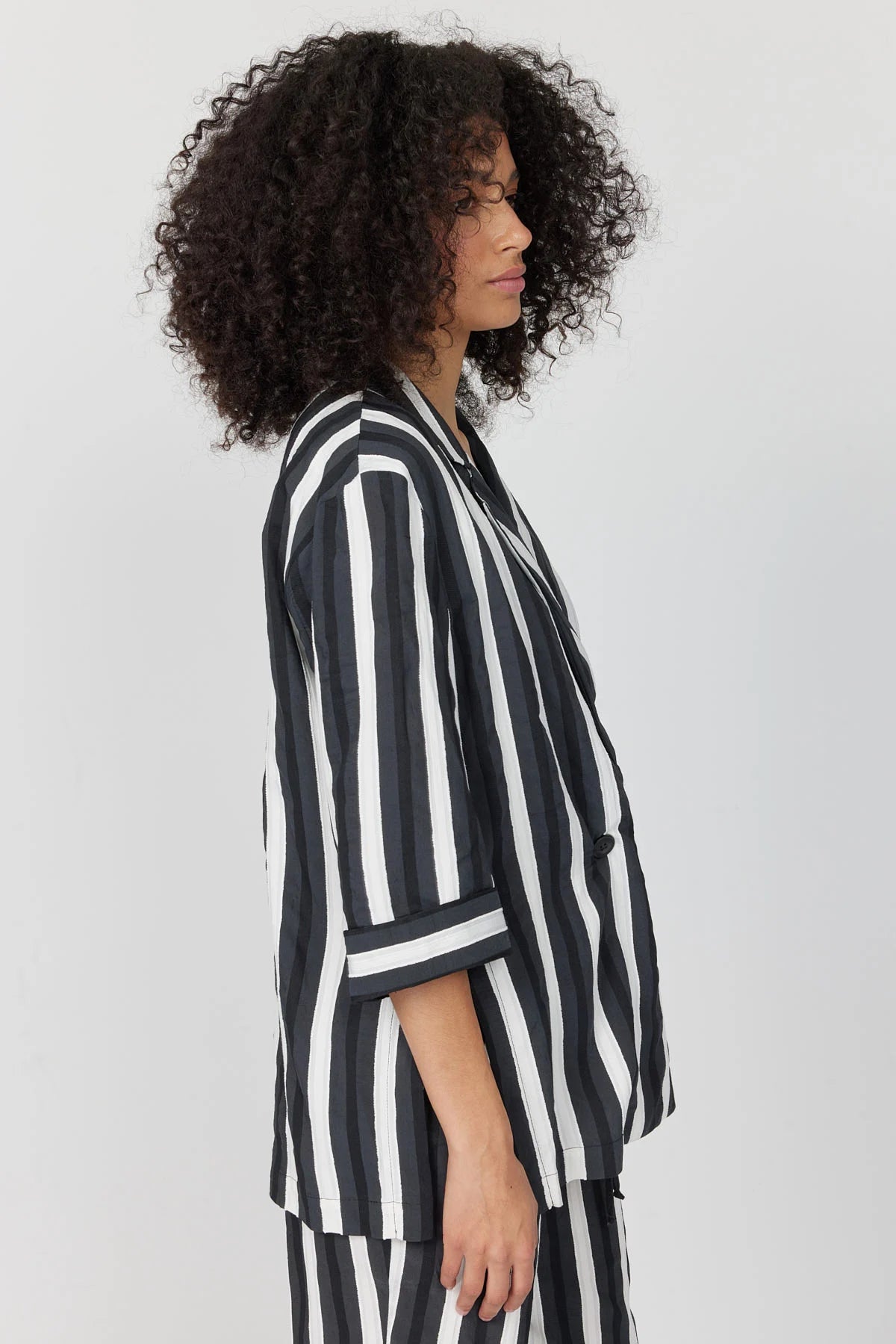 جاكيت نسائي مخطط بأكمام كابري