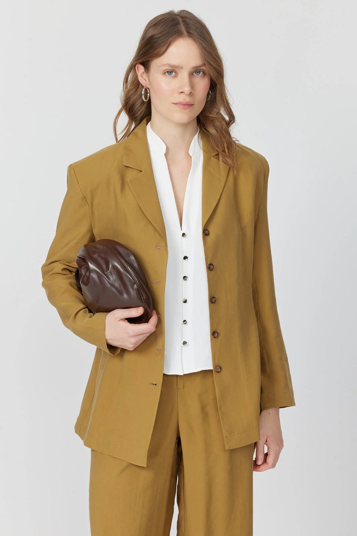 جاكيت نسائي بتفاصيل ربطة عنق