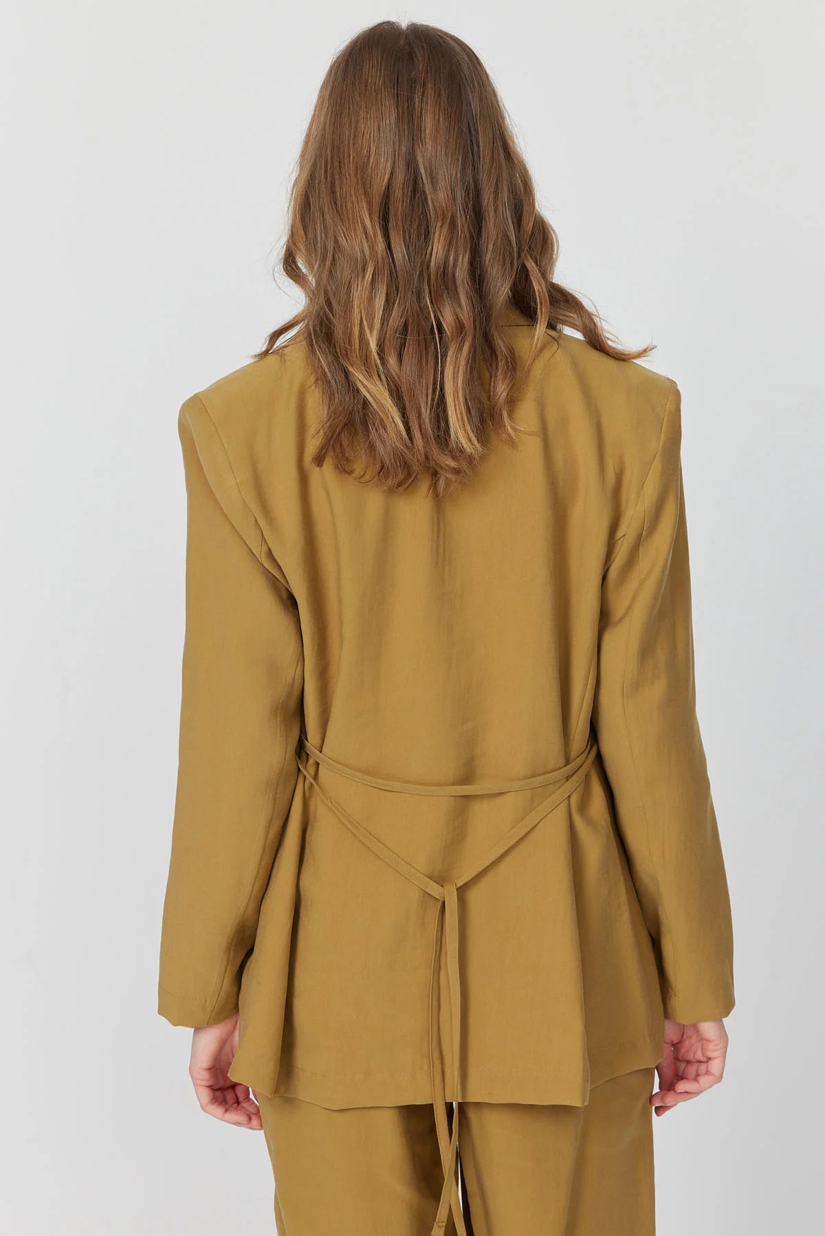 جاكيت نسائي بتفاصيل ربطة عنق