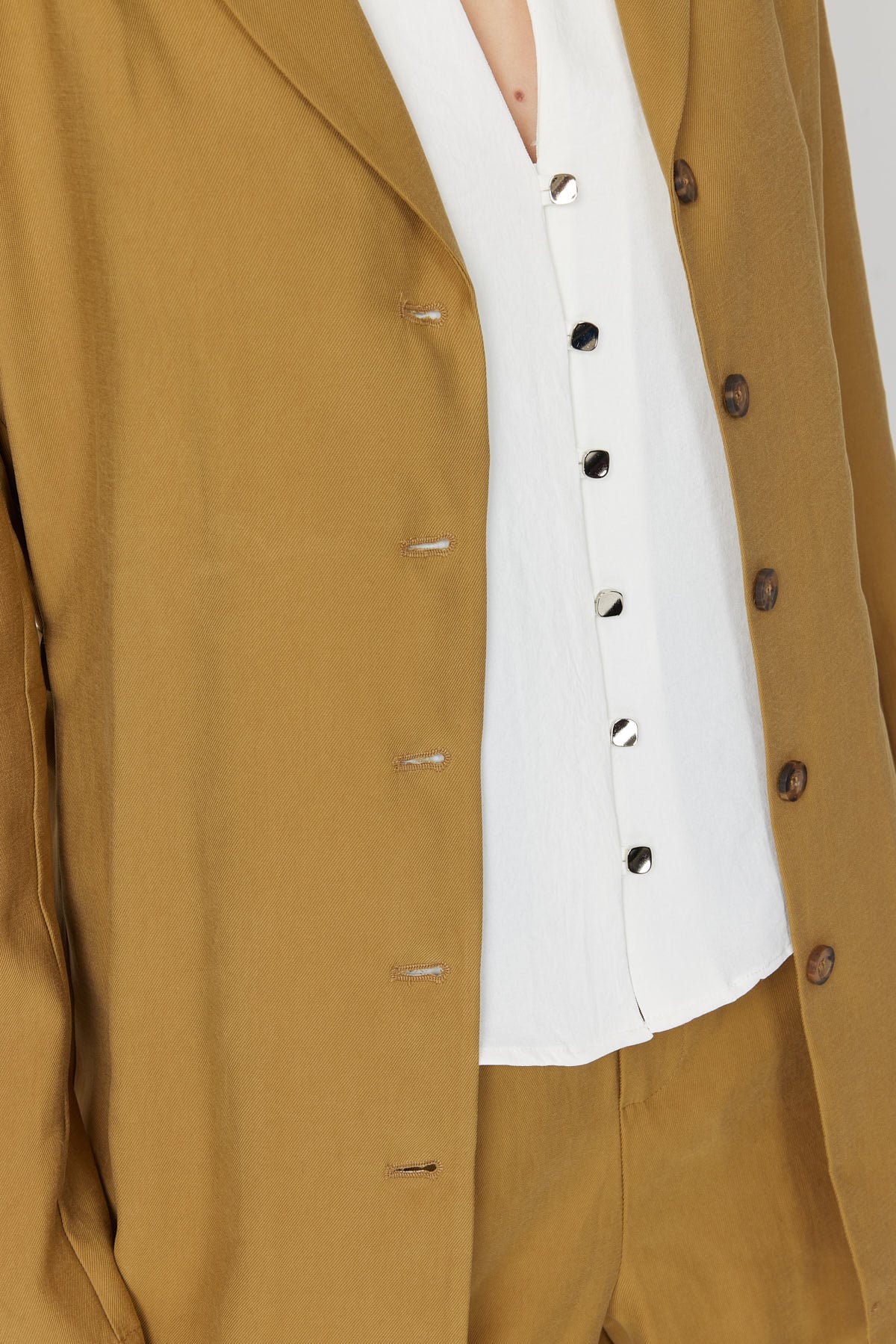 جاكيت نسائي بتفاصيل ربطة عنق