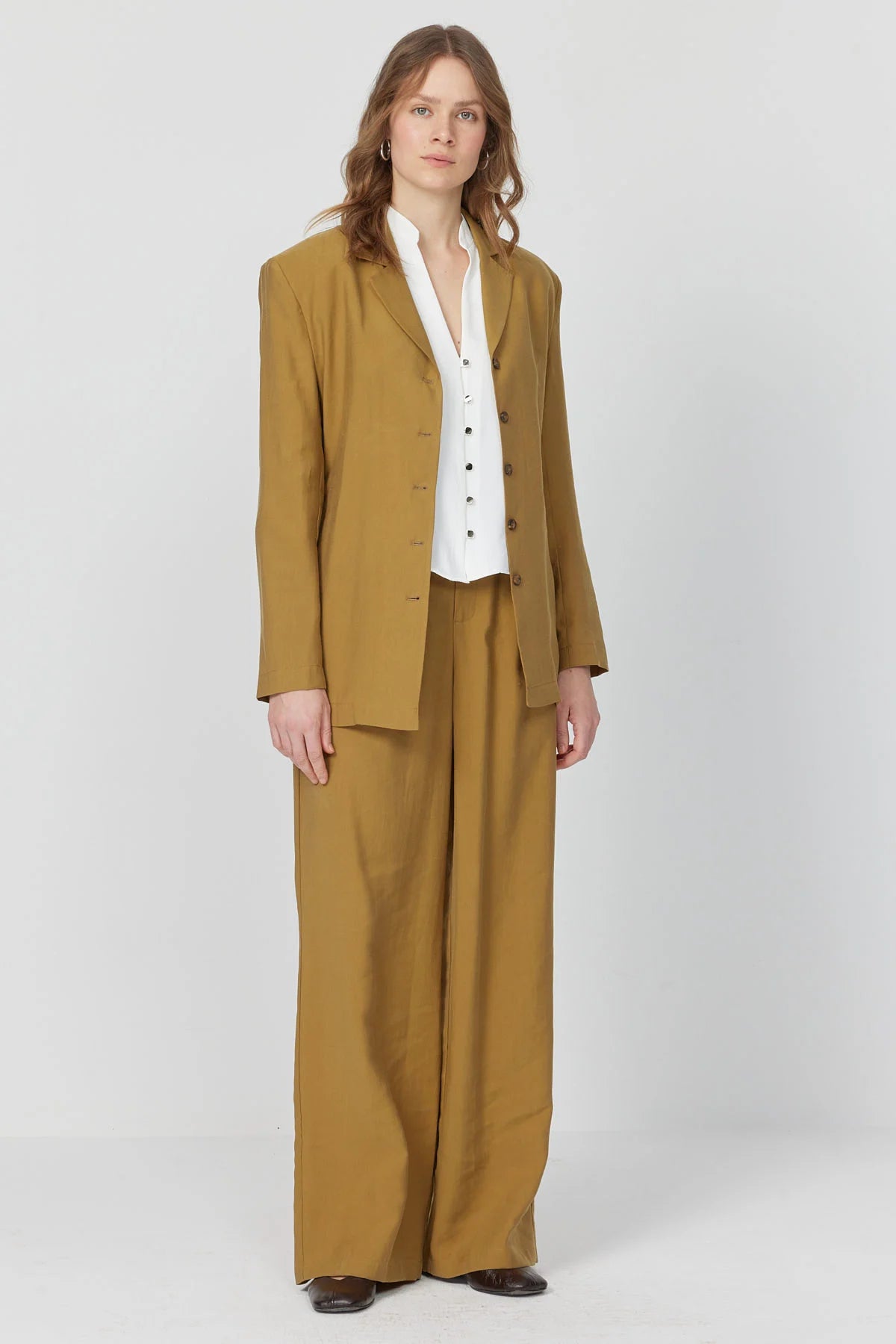 جاكيت نسائي بتفاصيل ربطة عنق