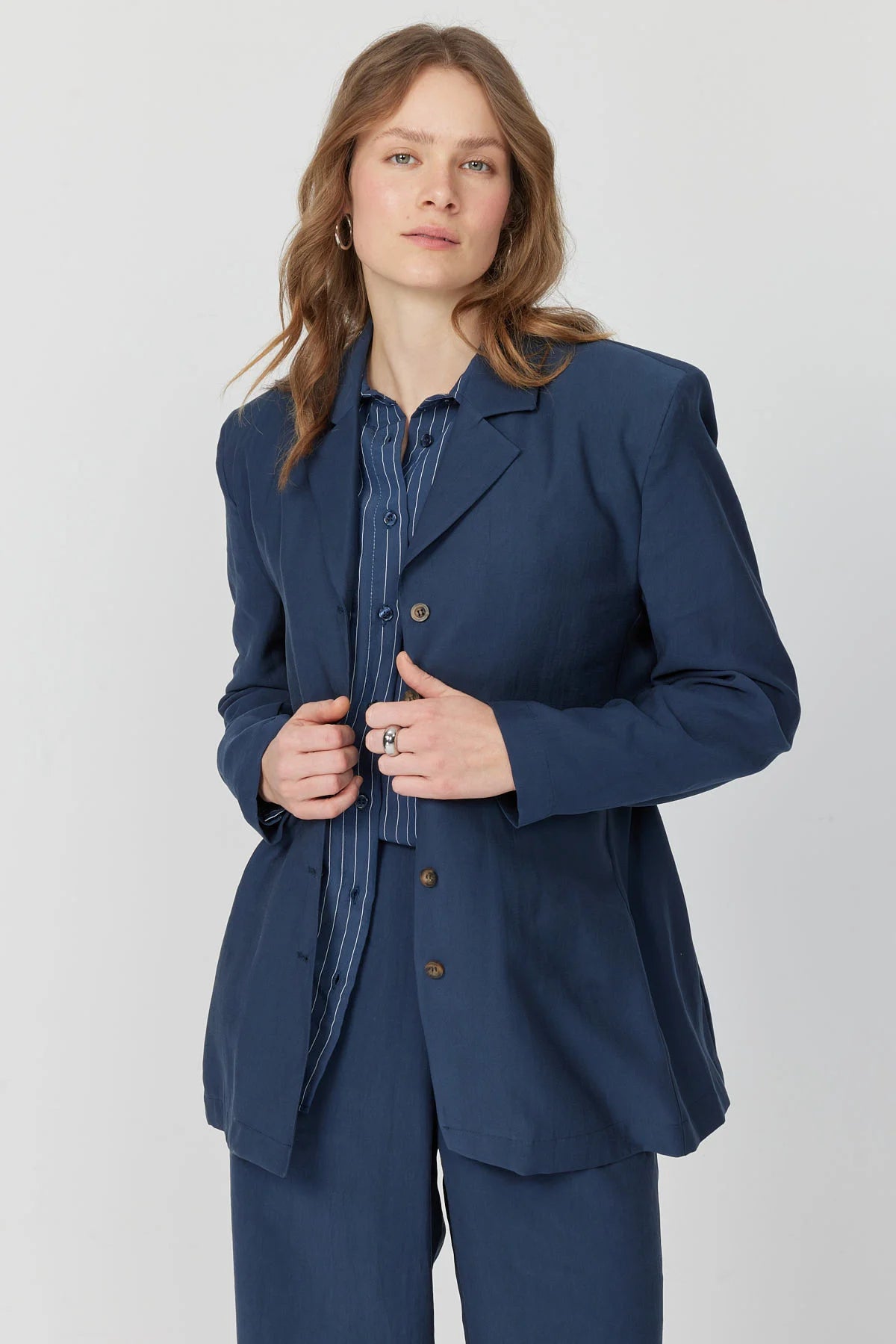 جاكيت نسائي بتفاصيل ربطة عنق