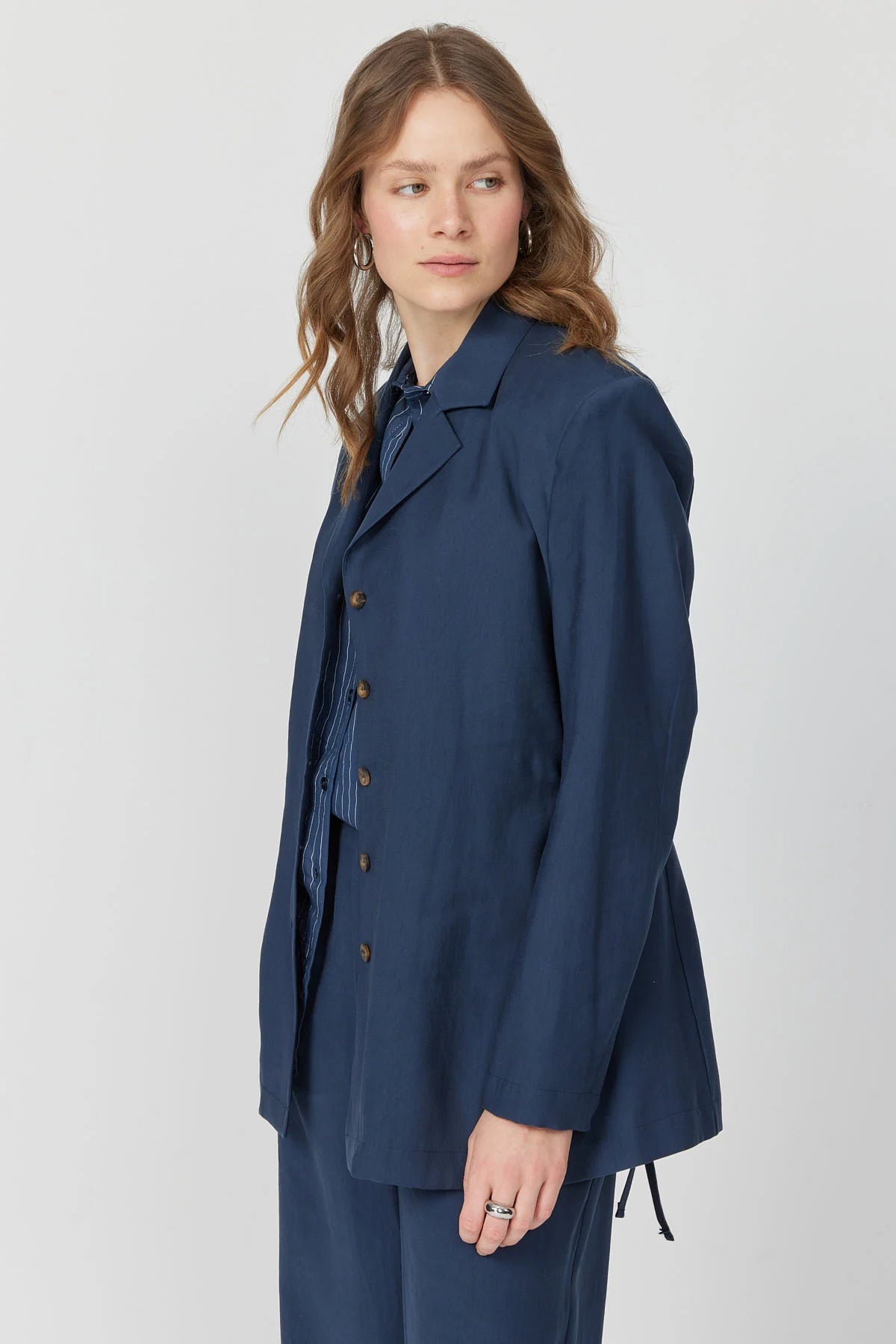 جاكيت نسائي بتفاصيل ربطة عنق