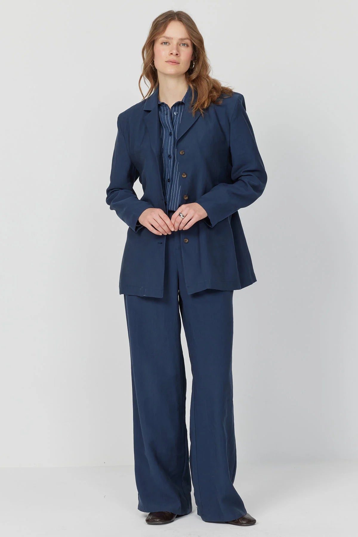 جاكيت نسائي بتفاصيل ربطة عنق