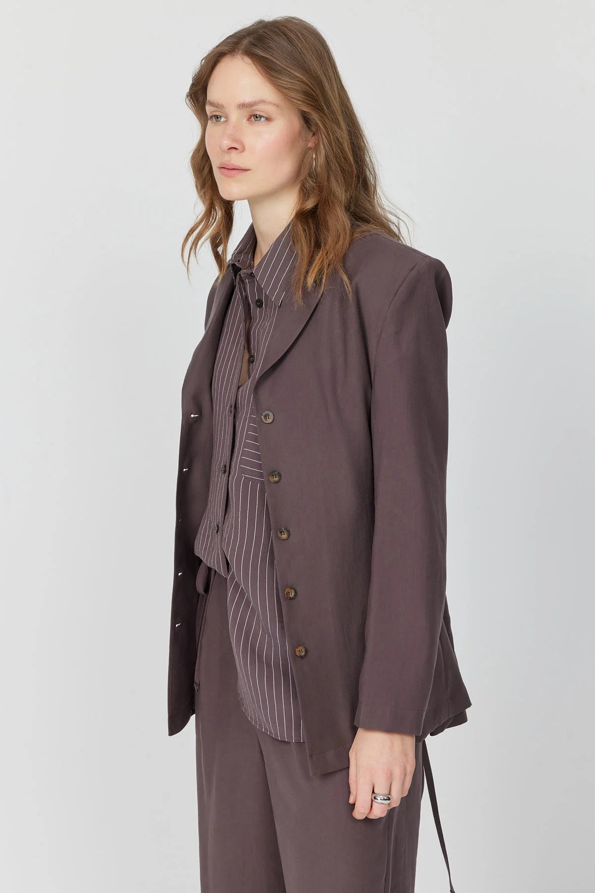 جاكيت نسائي بتفاصيل ربطة عنق