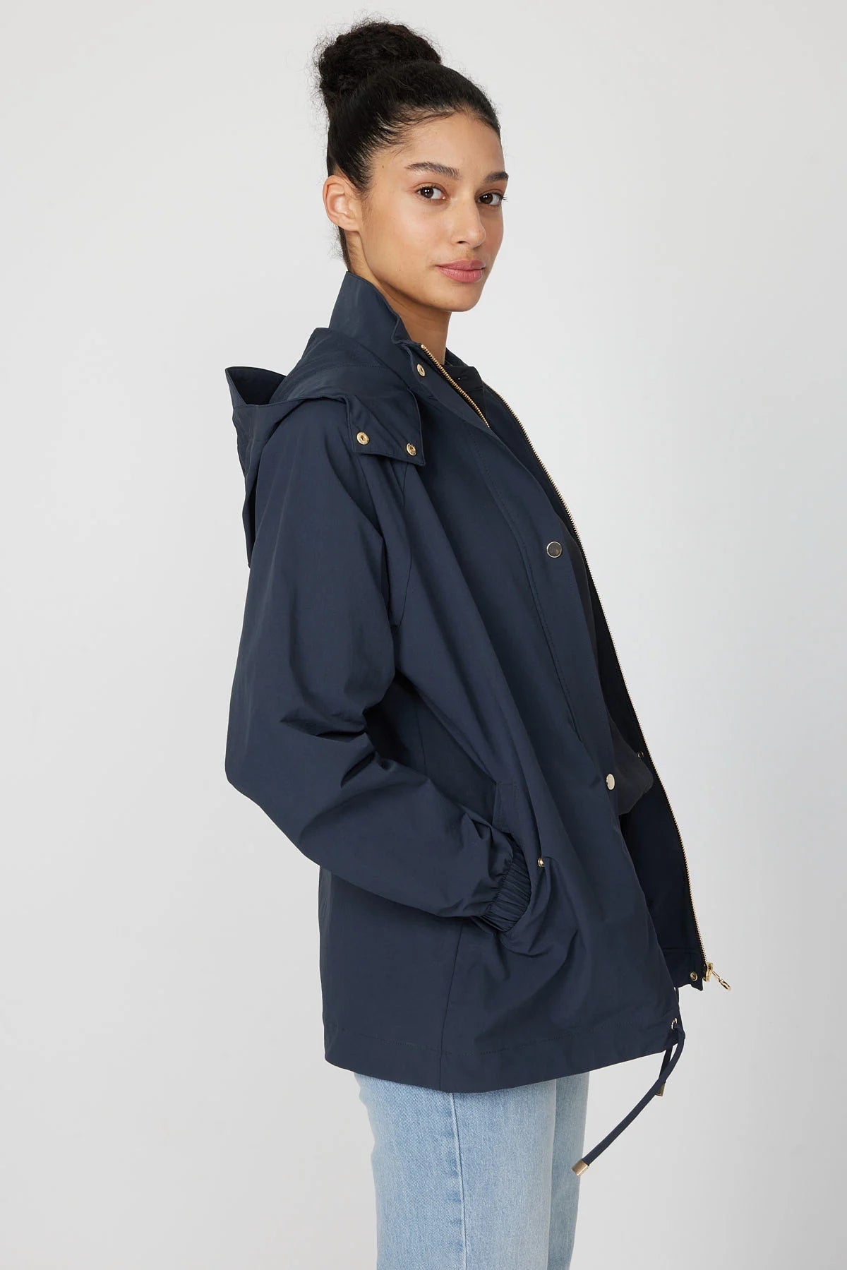 جاكيت نسائي بغطاء رأس مناسب للفصول