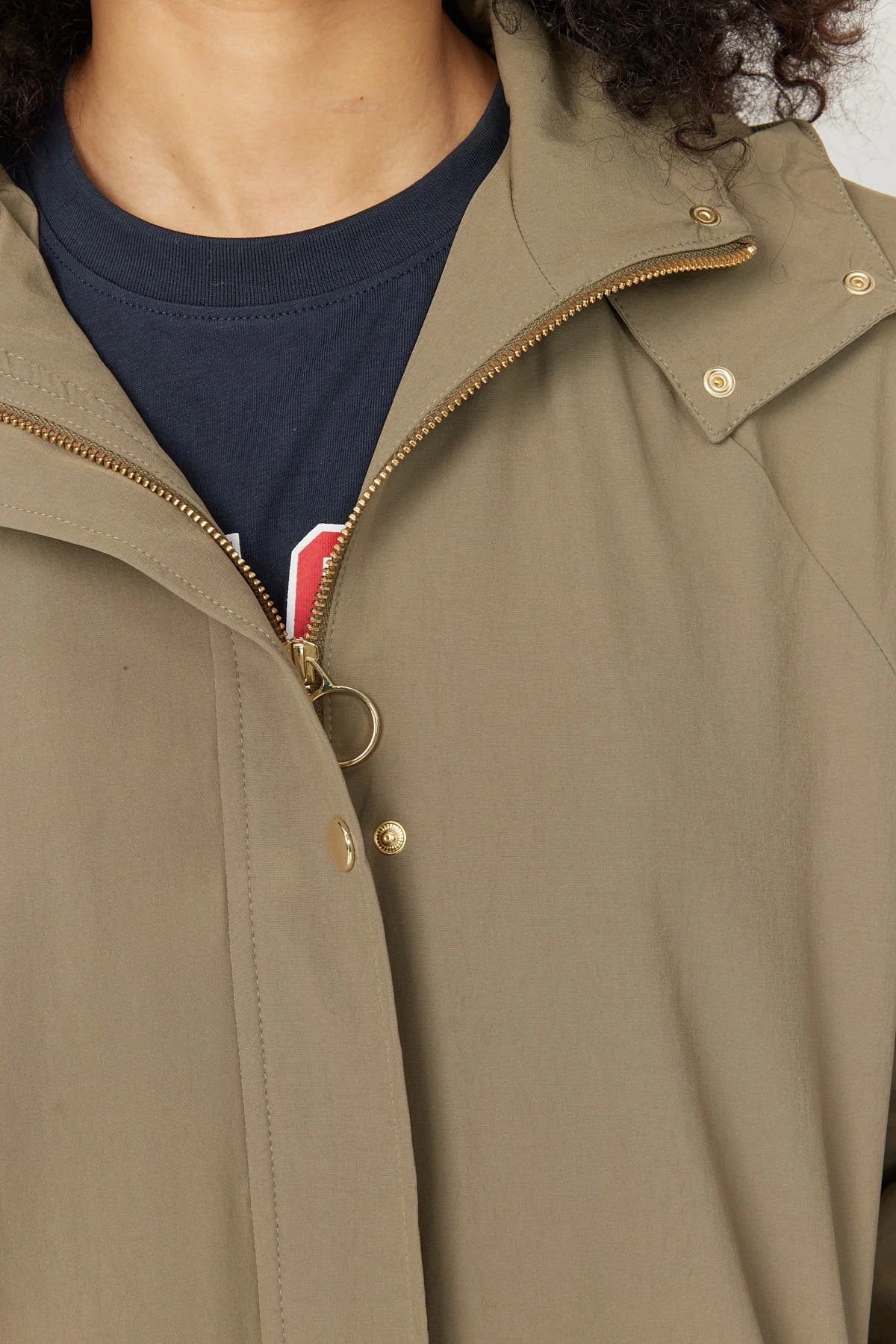 جاكيت نسائي بغطاء رأس مناسب للفصول