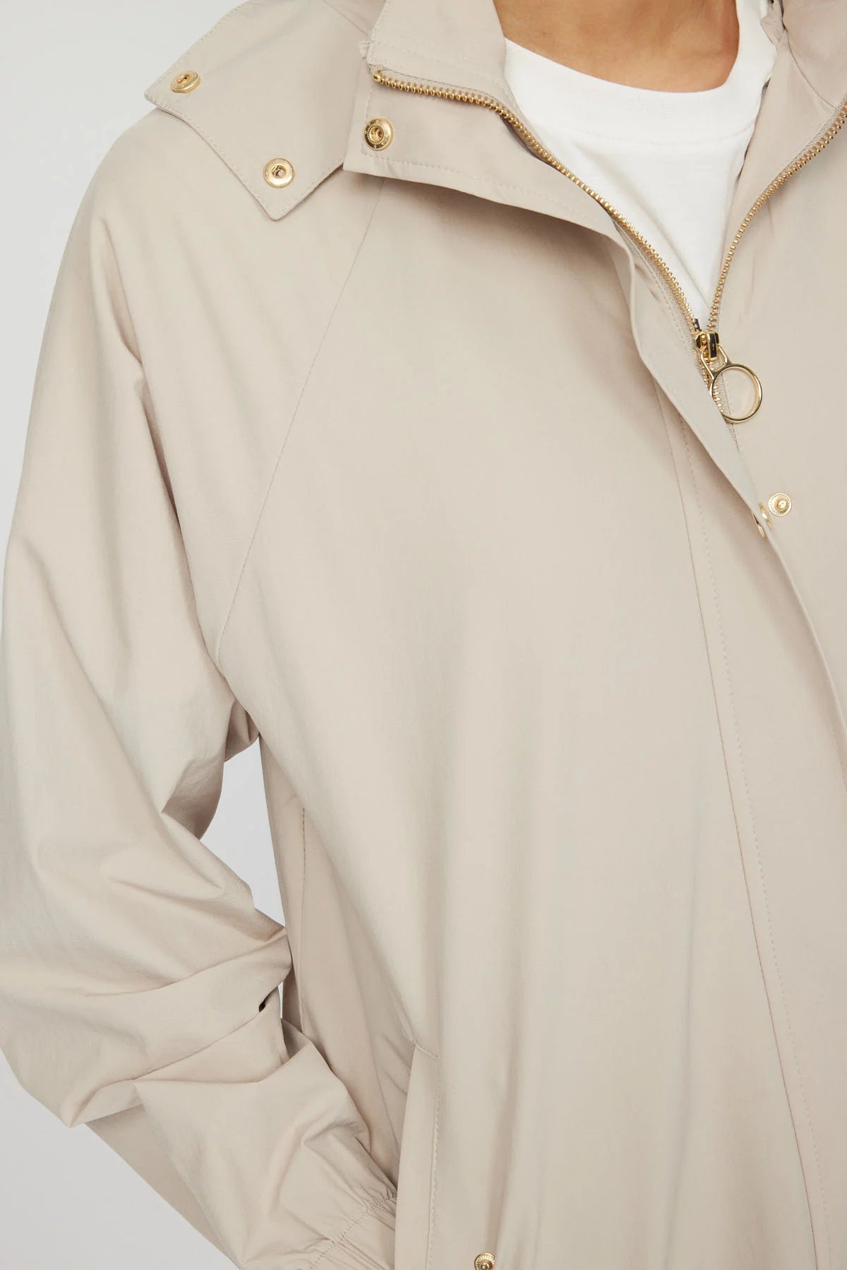 جاكيت نسائي بغطاء رأس مناسب للفصول