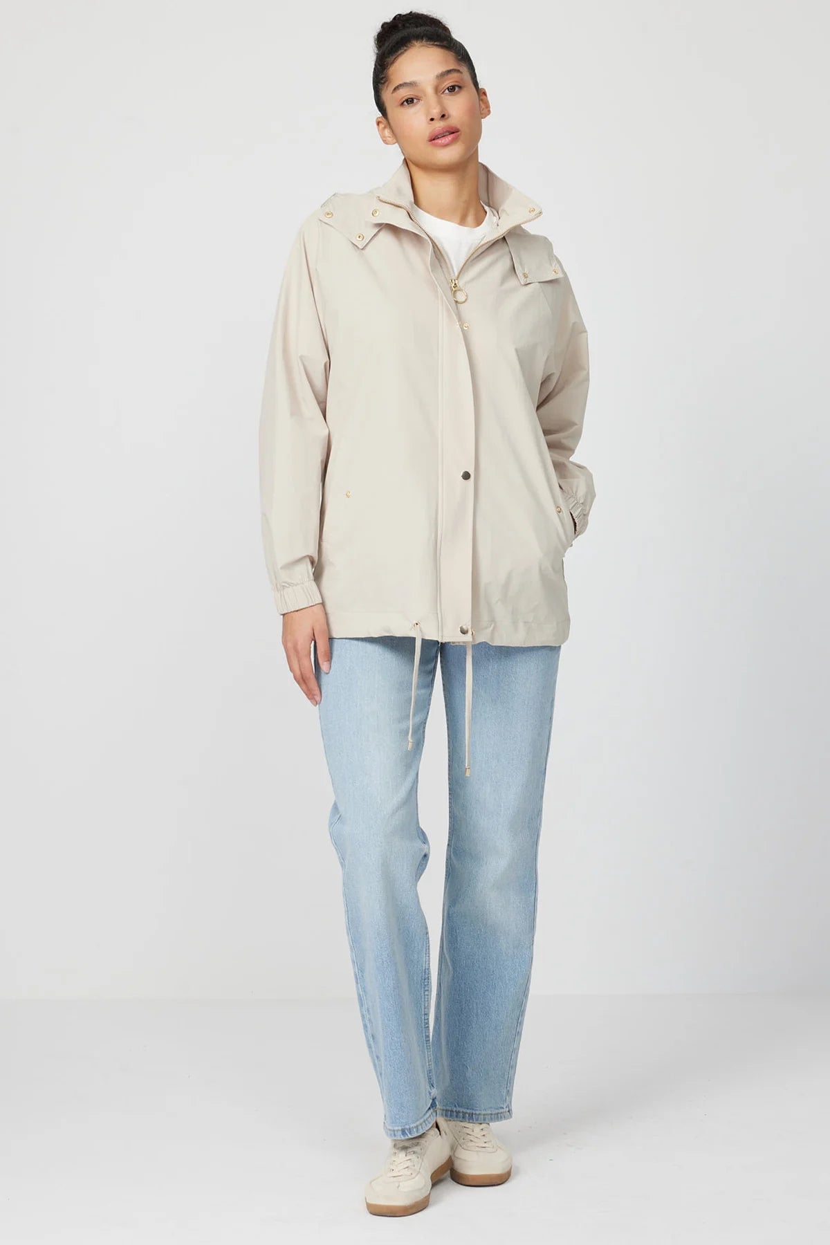 جاكيت نسائي بغطاء رأس مناسب للفصول