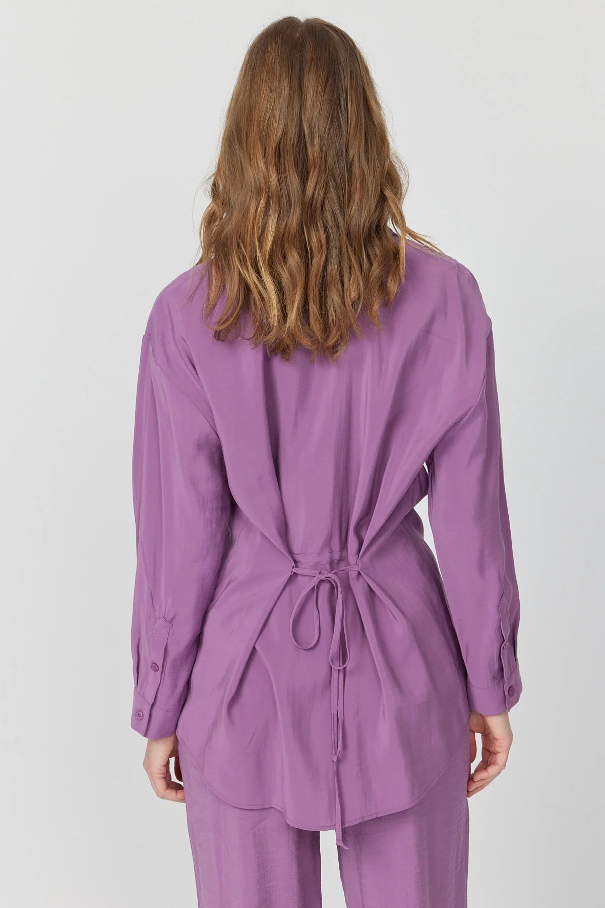 کراسی ئافرەتان بە وردەکاری کراواتەوە