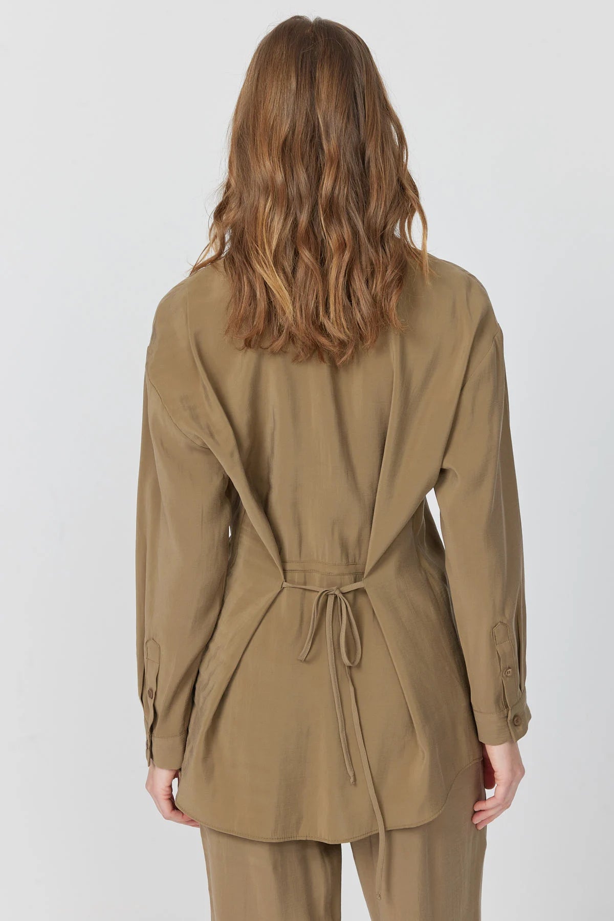 کراسی ئافرەتان بە وردەکاری کراواتەوە