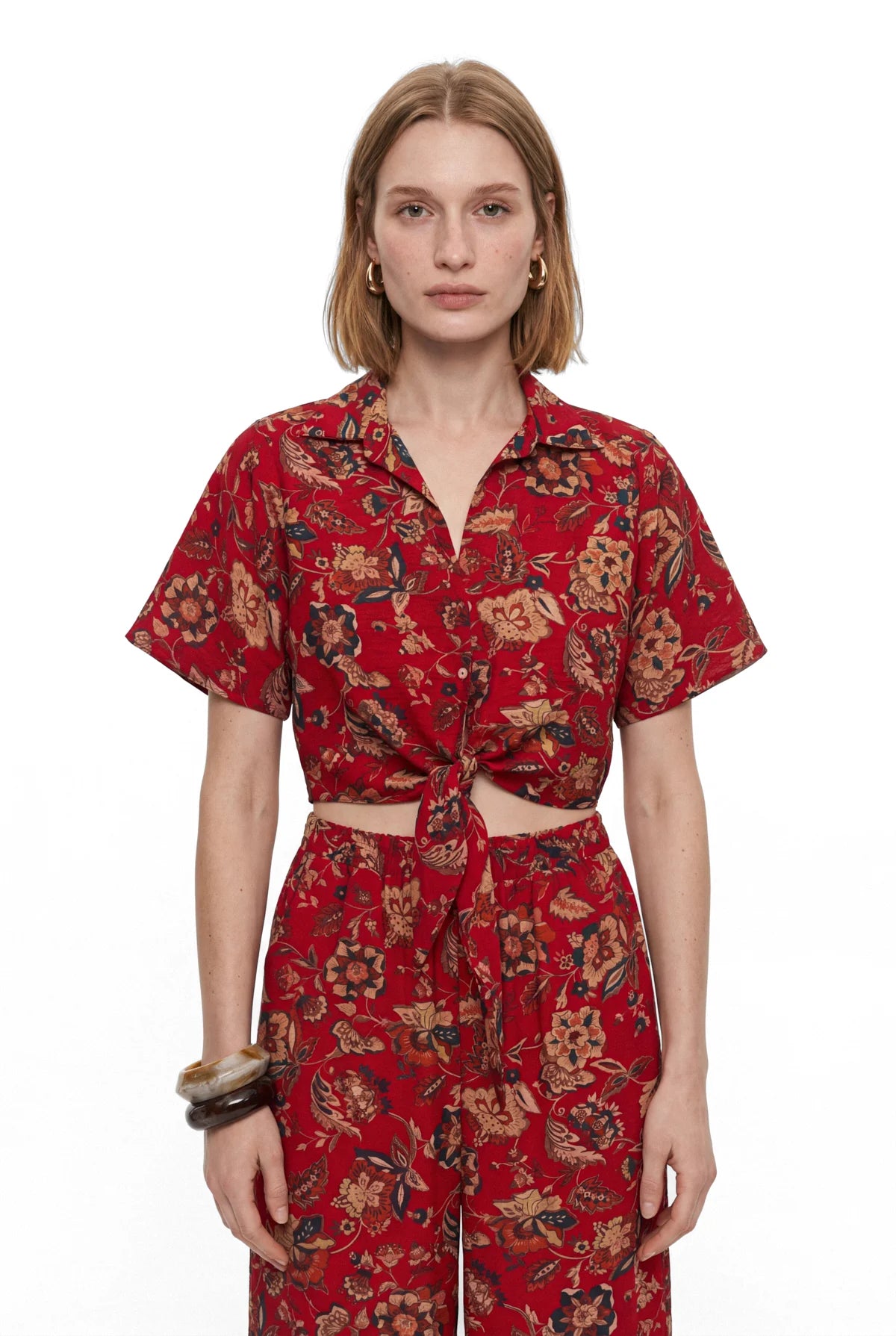 بلوزة نسائية برباط أمامي مزينة بنقوش زهور