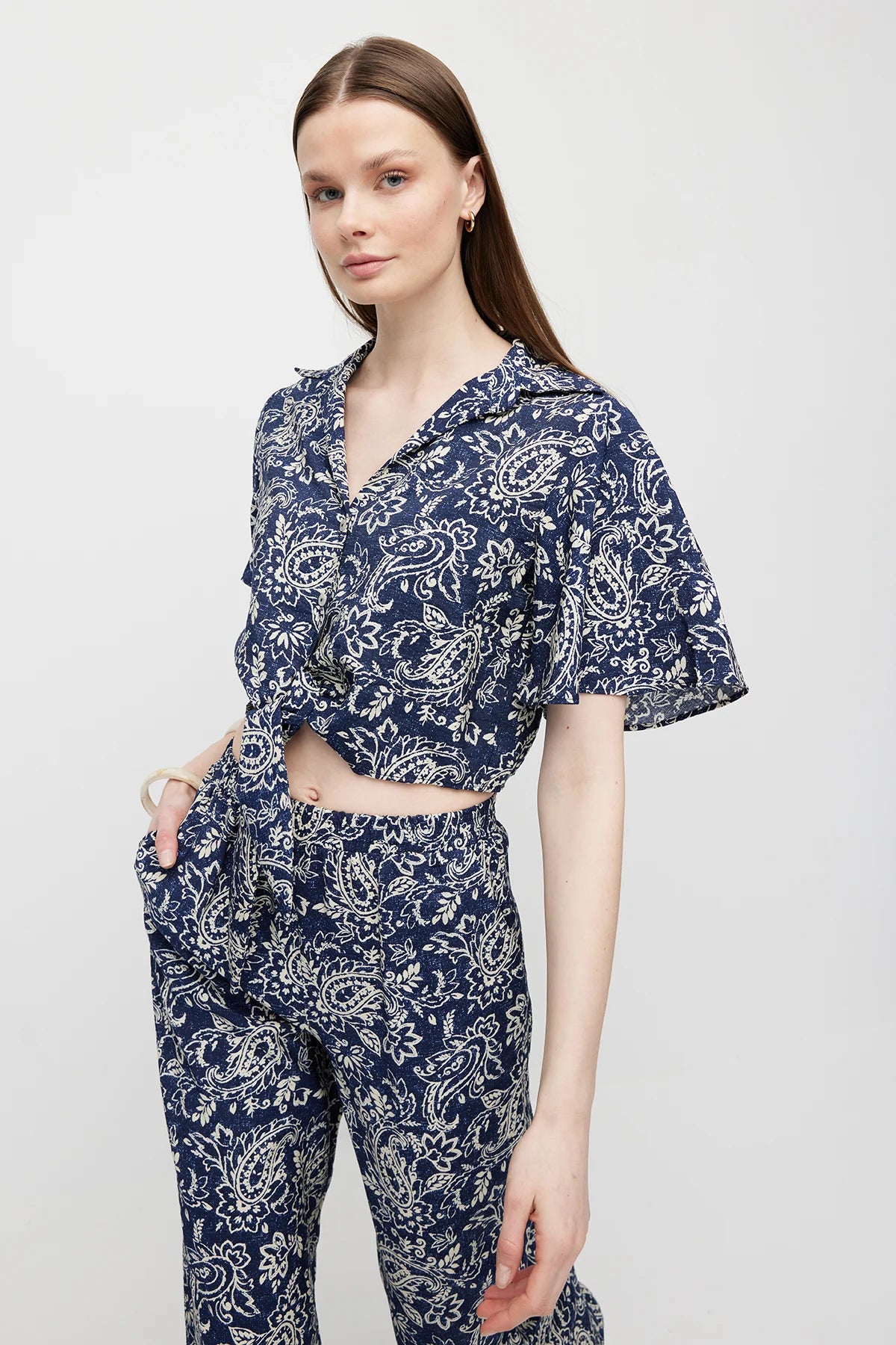 بلوزة نسائية برباط أمامي مزينة بنقوش زهور