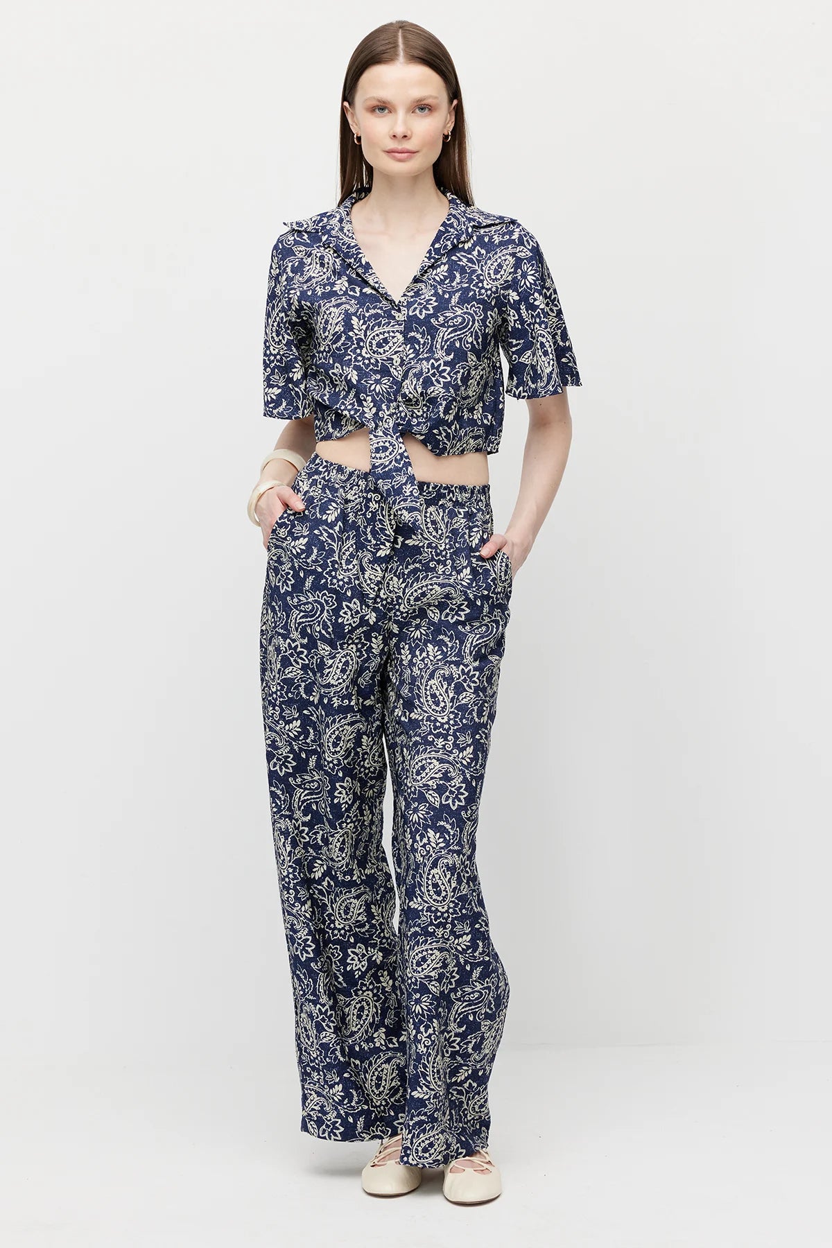 بلوزة نسائية برباط أمامي مزينة بنقوش زهور