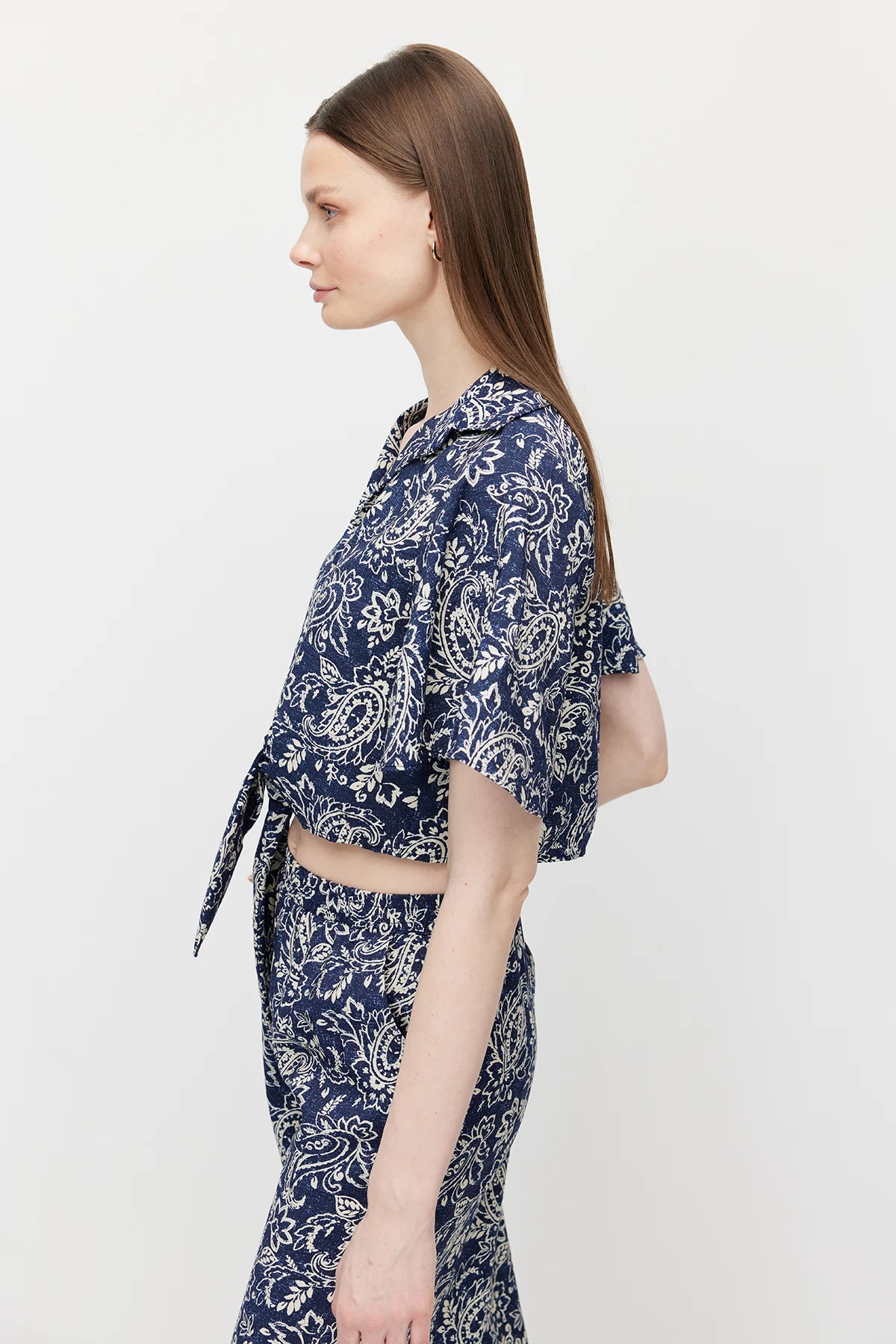 بلوزة نسائية برباط أمامي مزينة بنقوش زهور