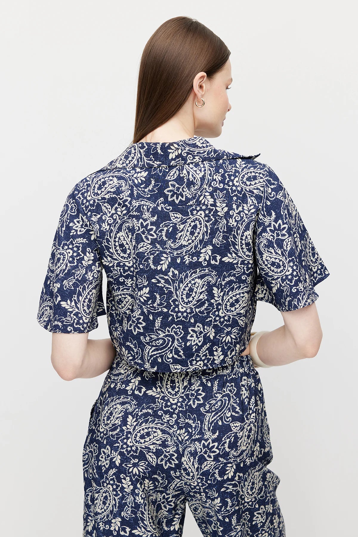 بلوزة نسائية برباط أمامي مزينة بنقوش زهور