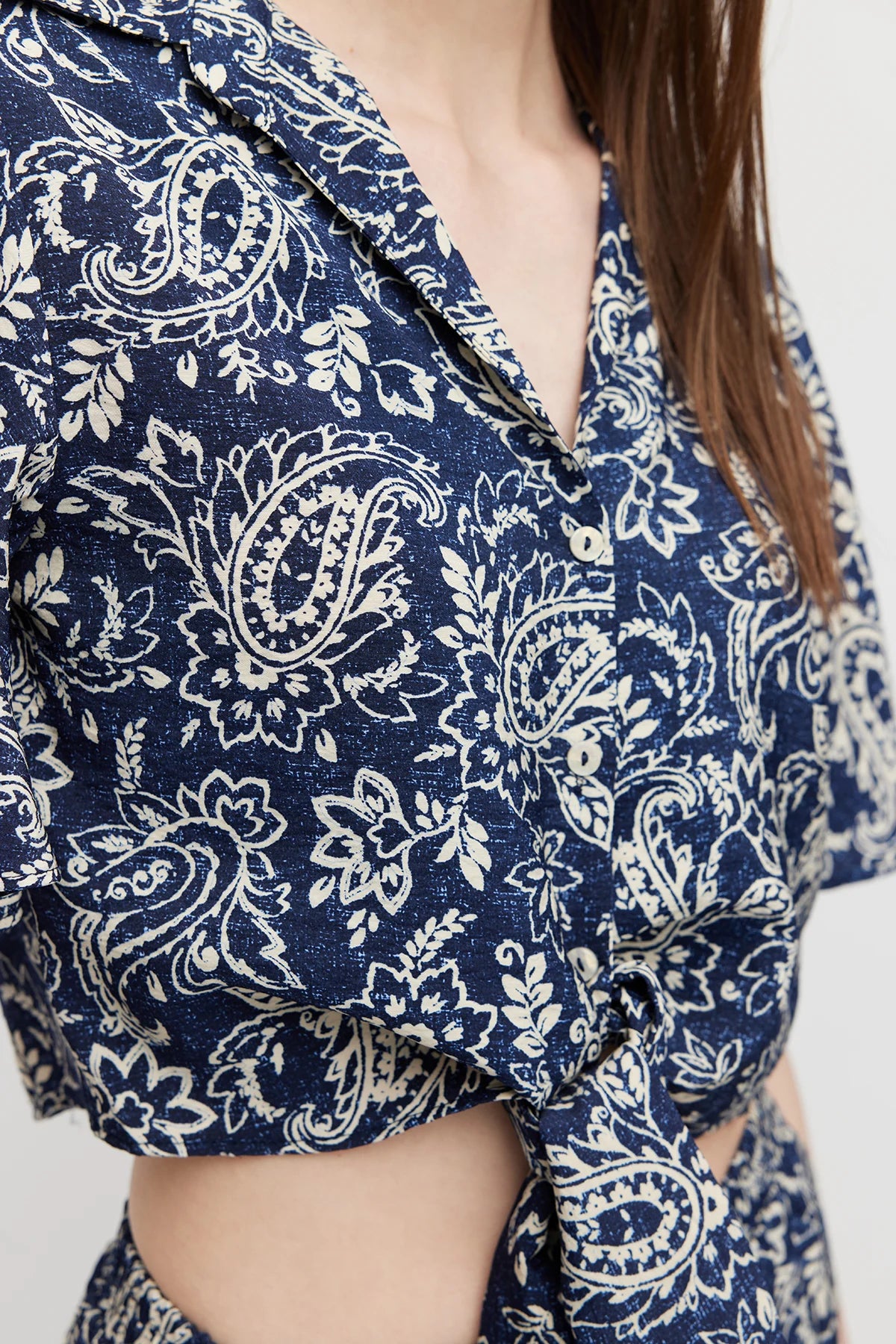 بلوزة نسائية برباط أمامي مزينة بنقوش زهور