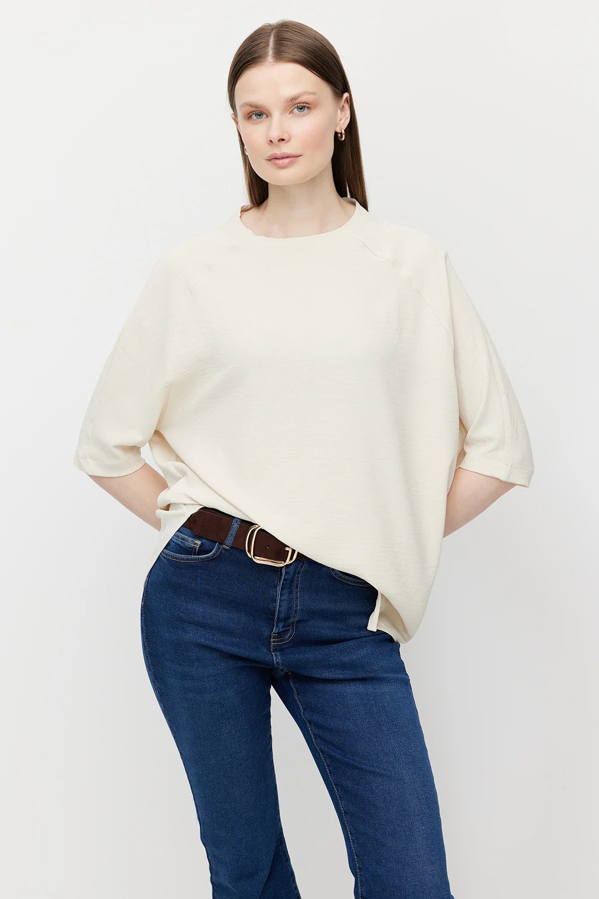 بلوزة نسائية واسعة بقصة غير متماثلة