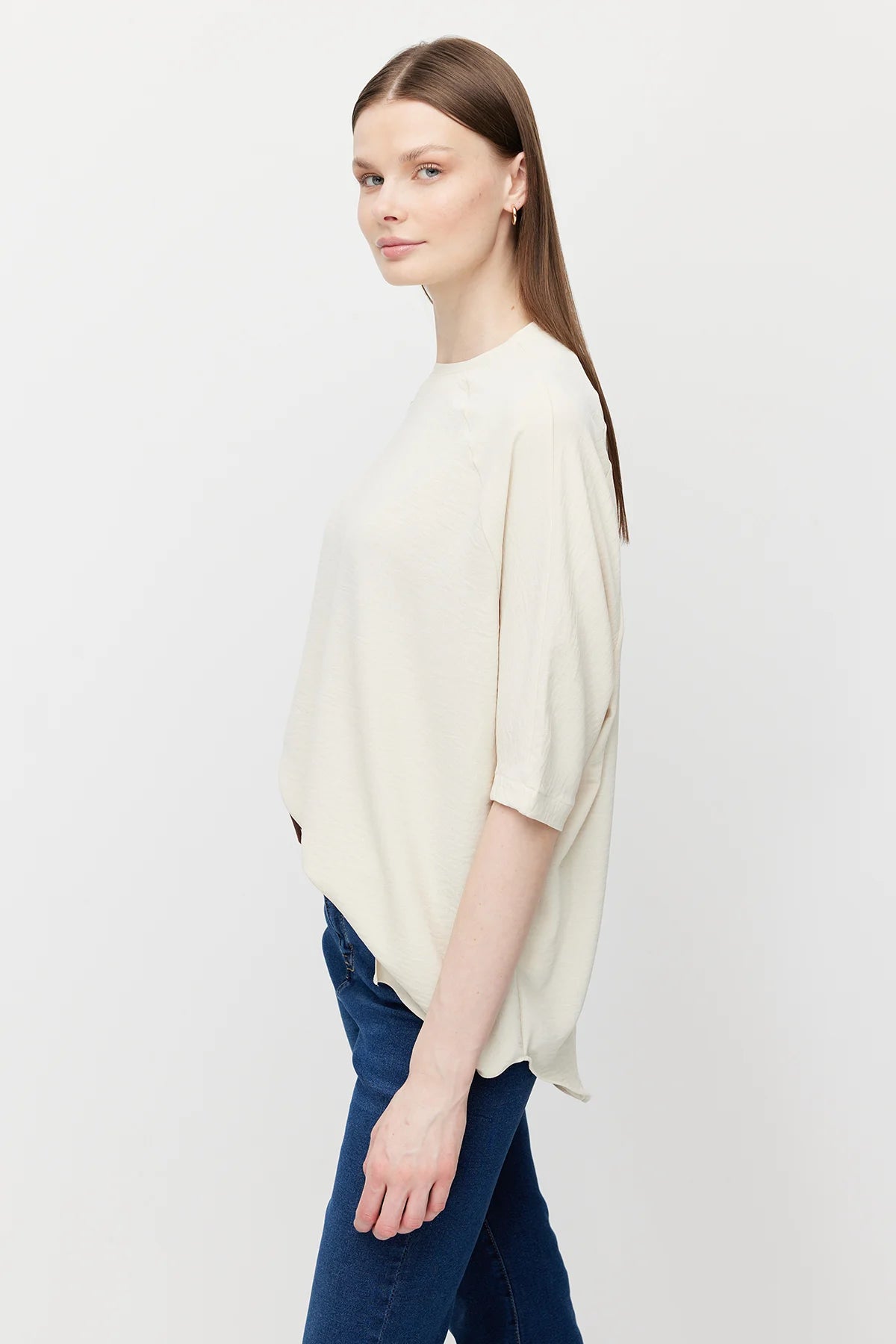 بلوزة نسائية واسعة بقصة غير متماثلة