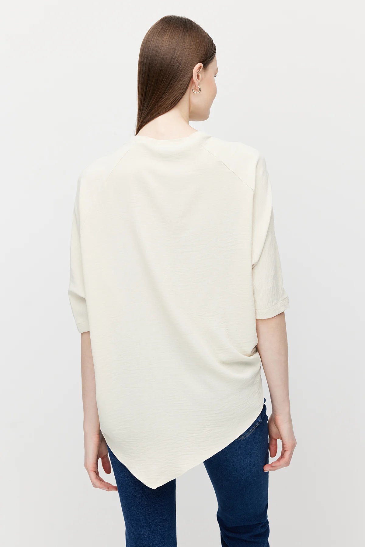 بلوزة نسائية واسعة بقصة غير متماثلة