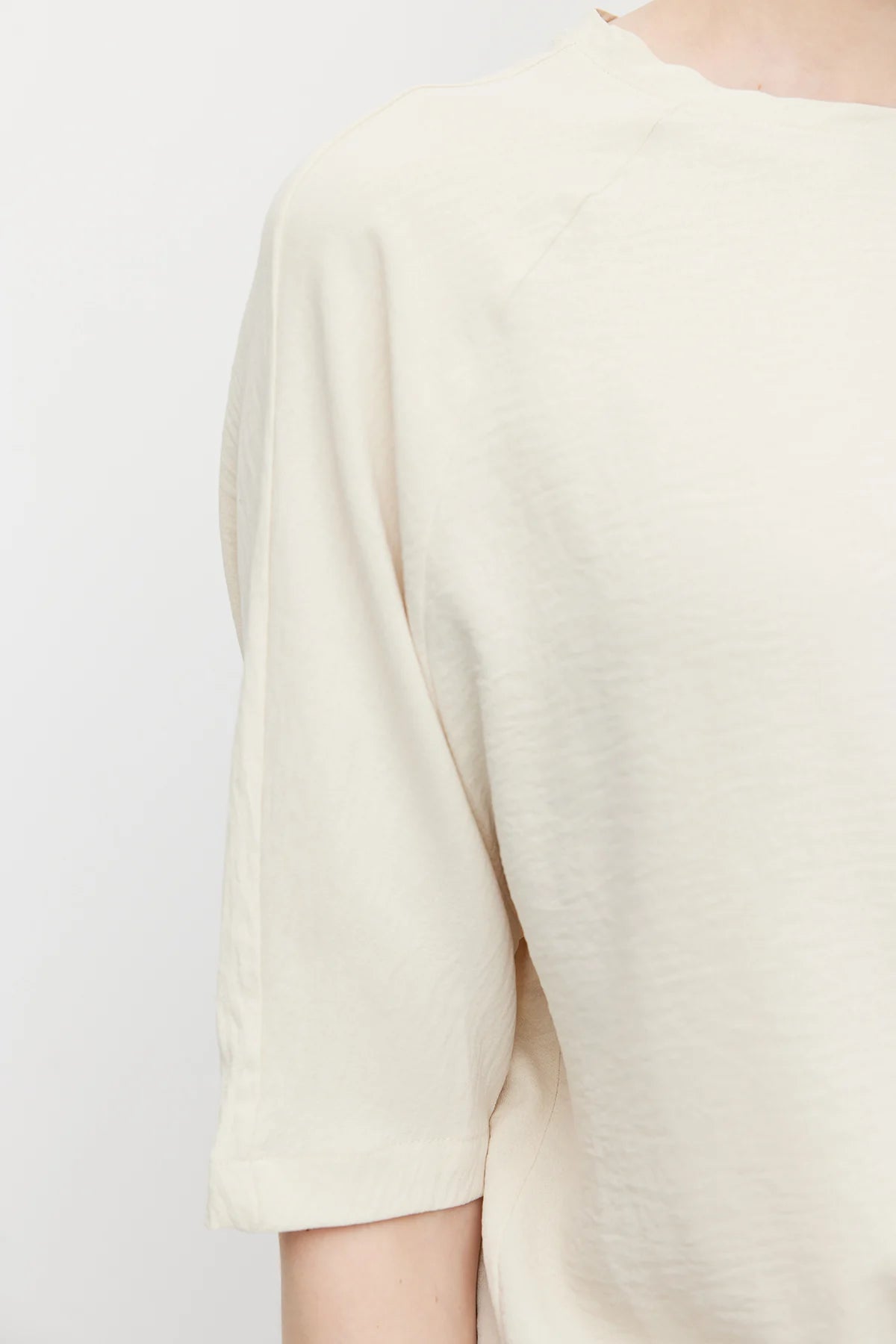 بلوزة نسائية واسعة بقصة غير متماثلة