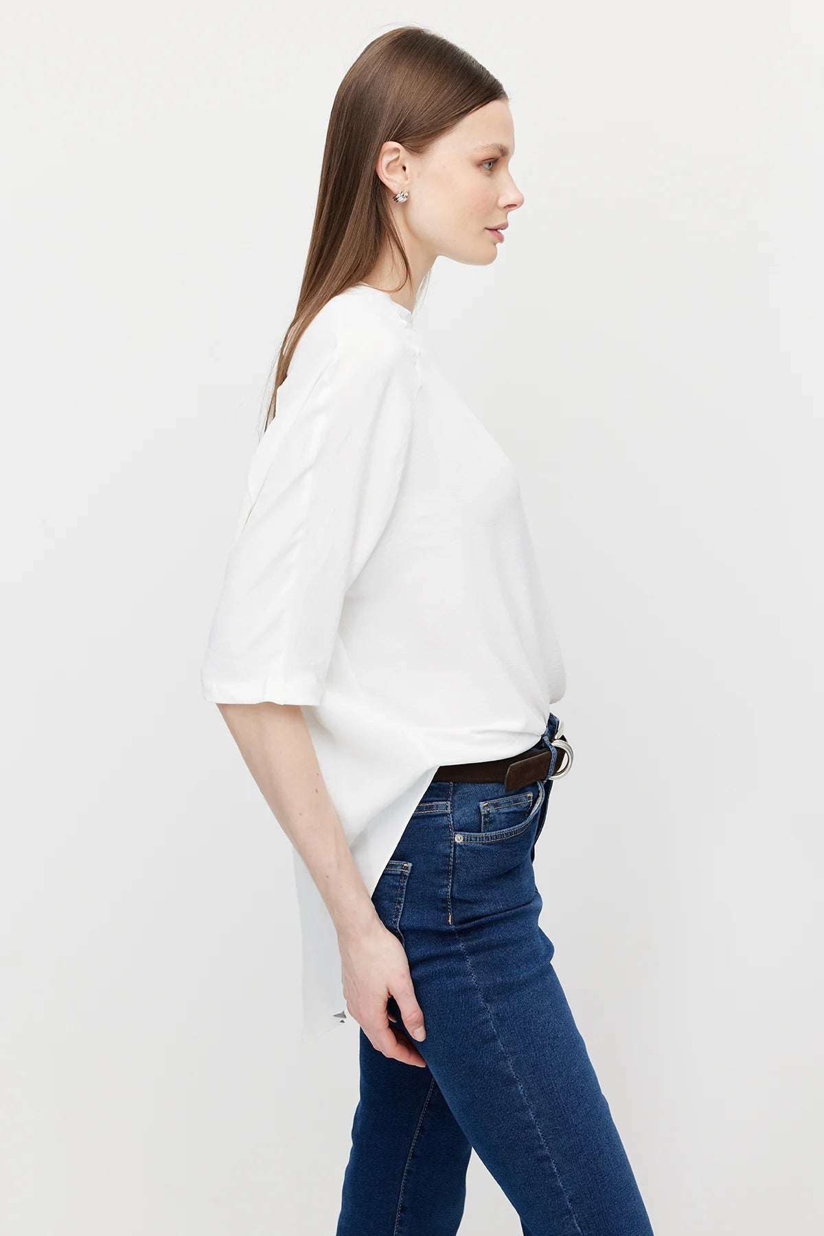 بلوزة نسائية واسعة بقصة غير متماثلة