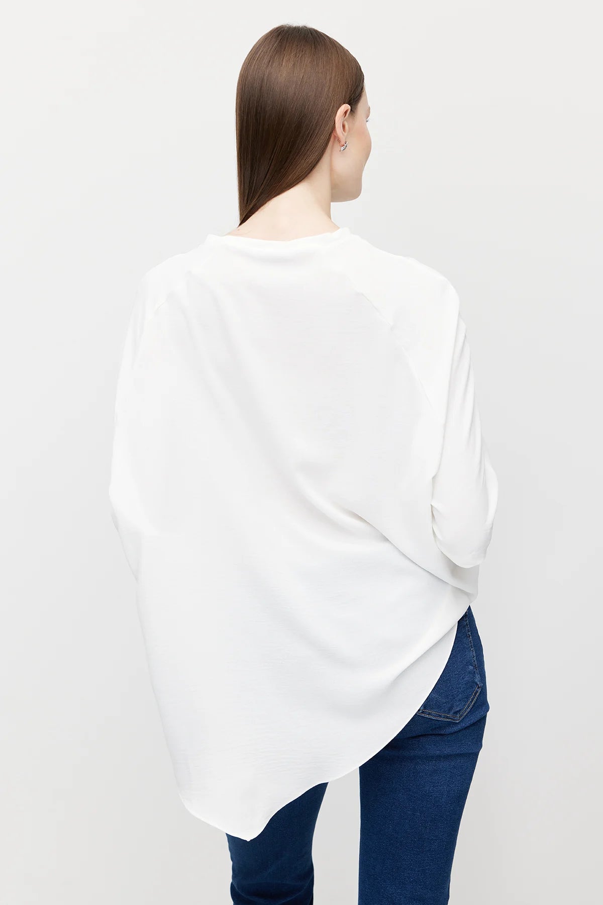 بلوزة نسائية واسعة بقصة غير متماثلة