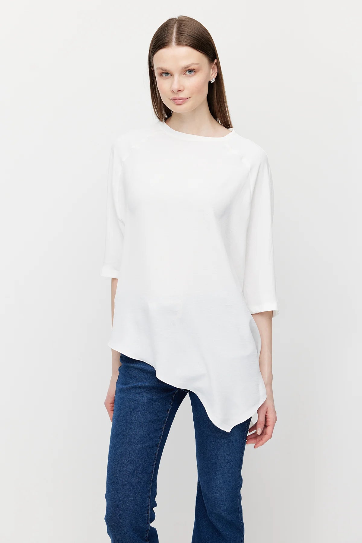 بلوزة نسائية واسعة بقصة غير متماثلة