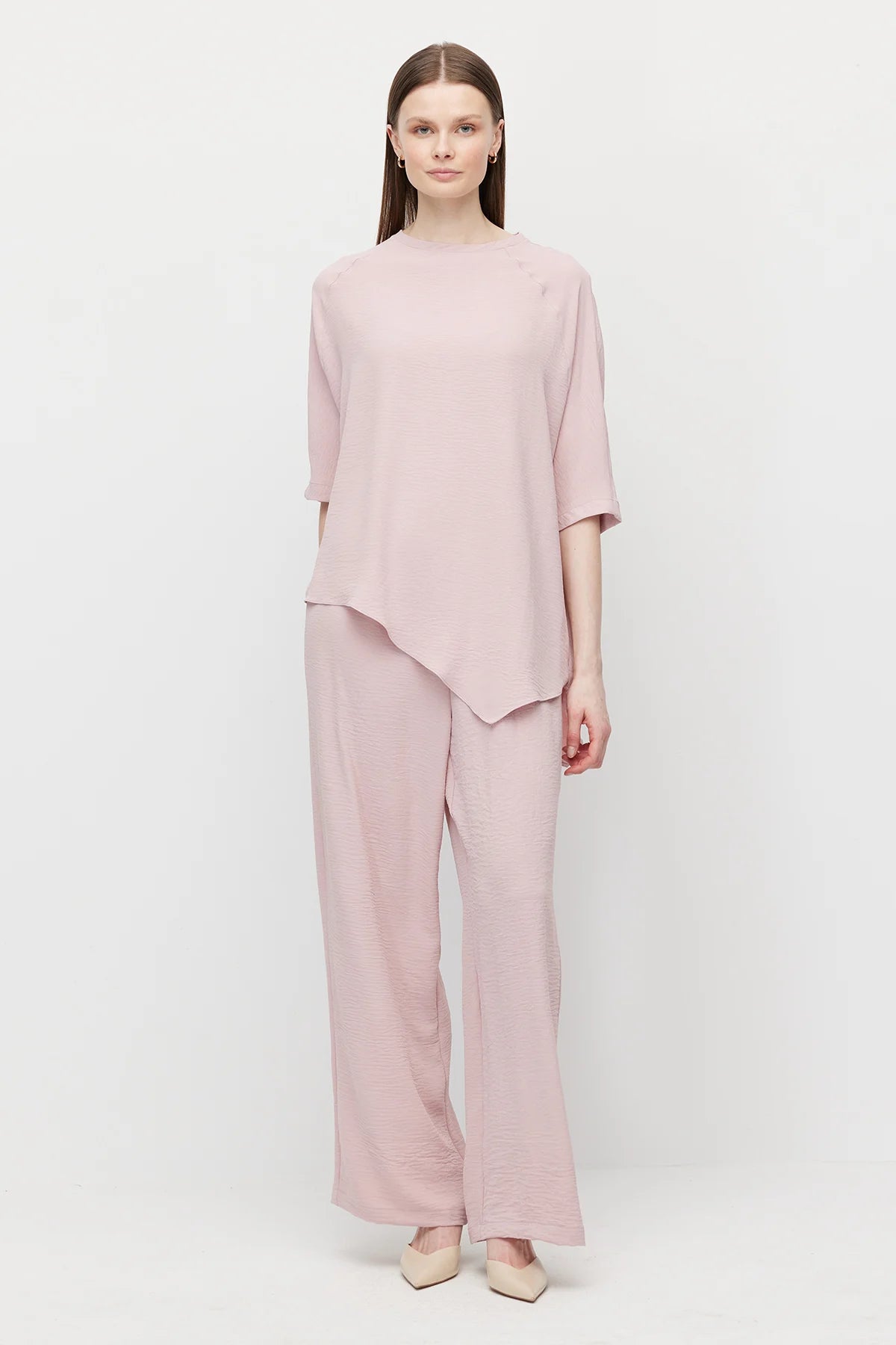 بلوزة نسائية واسعة بقصة غير متماثلة