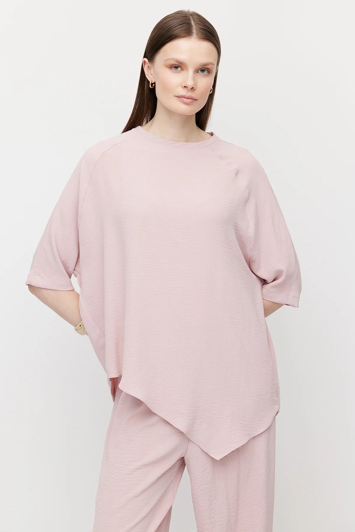 بلوزة نسائية واسعة بقصة غير متماثلة