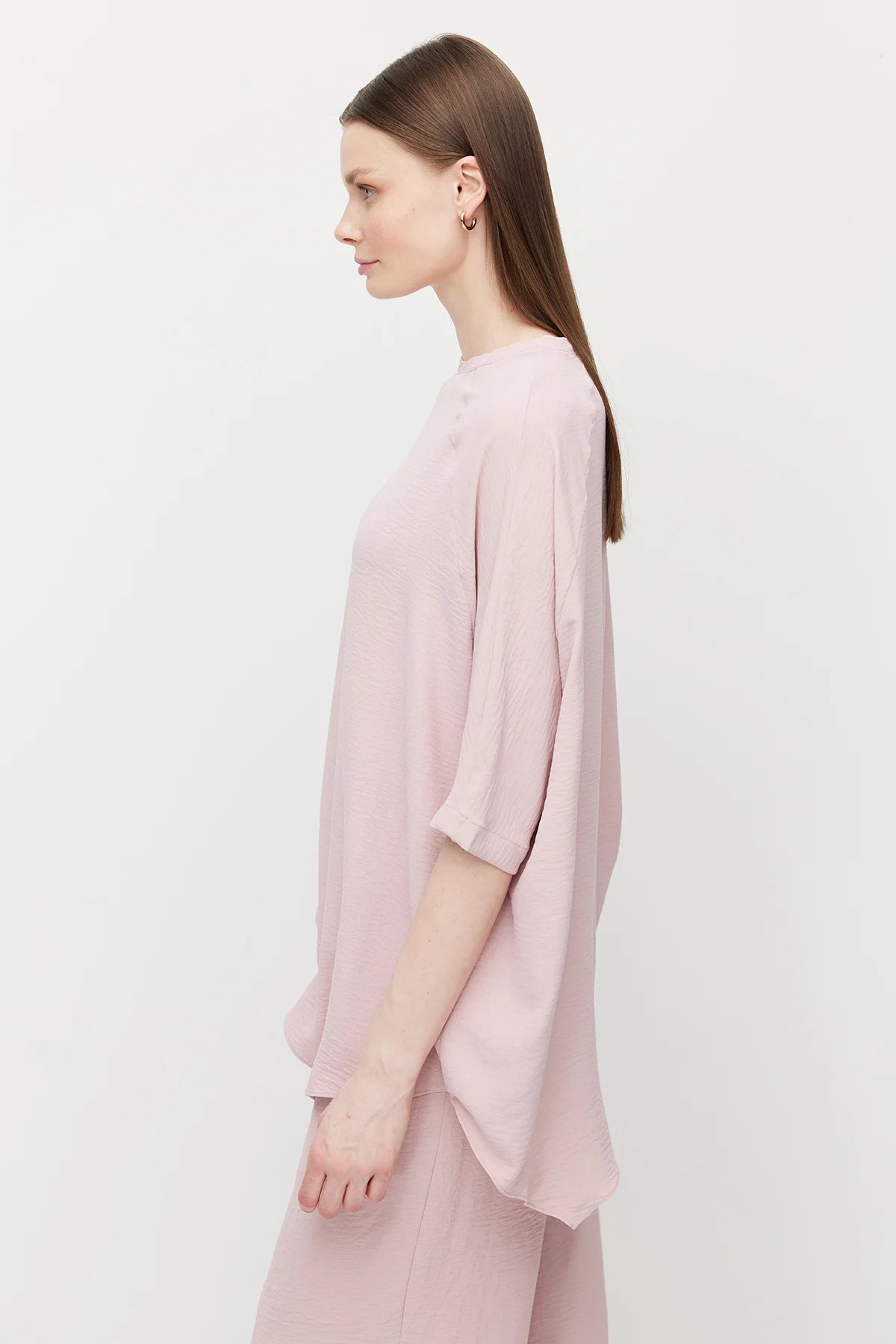 بلوزة نسائية واسعة بقصة غير متماثلة