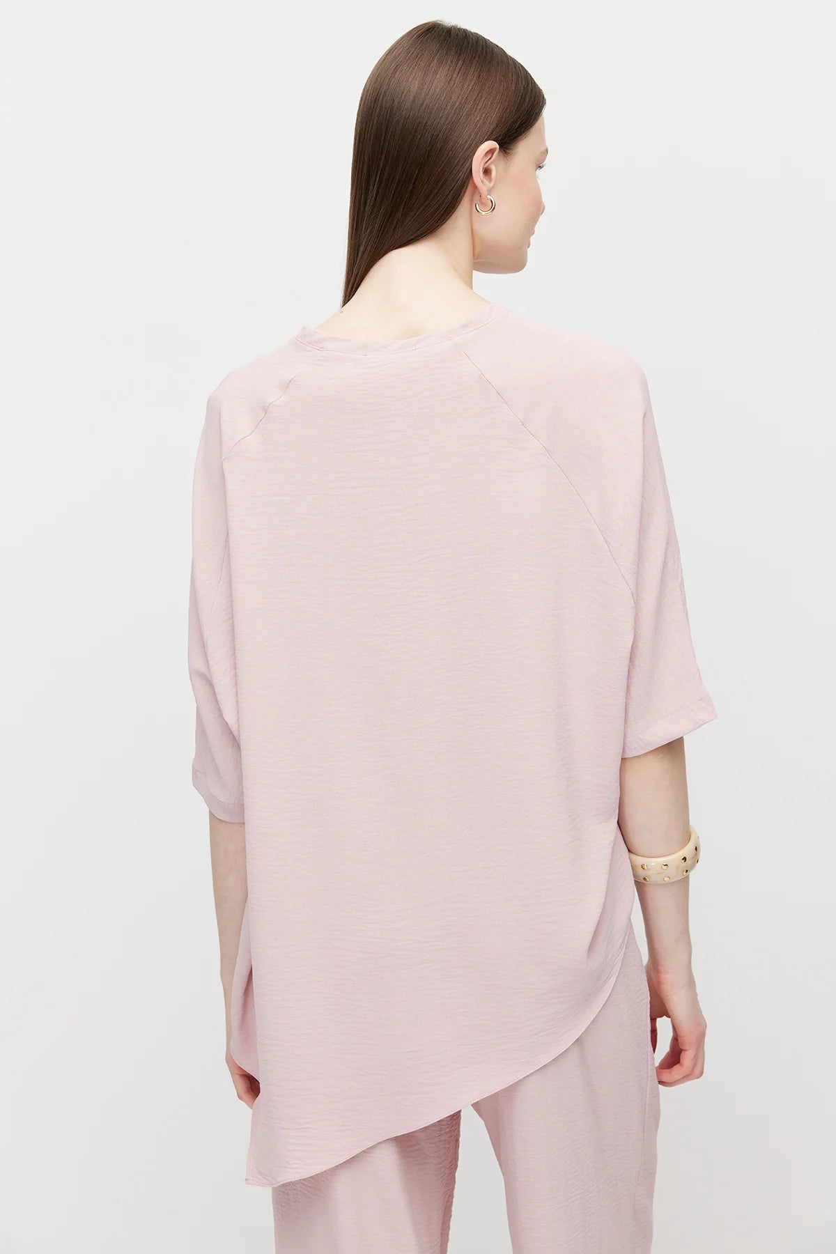 بلوزة نسائية واسعة بقصة غير متماثلة