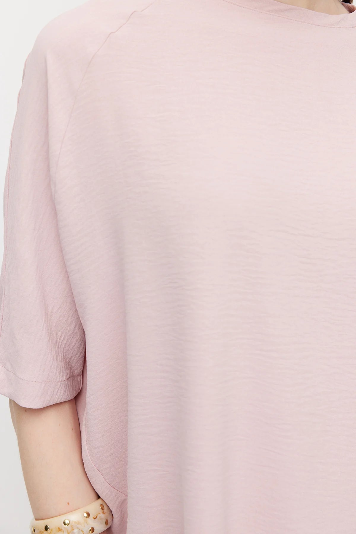 بلوزة نسائية واسعة بقصة غير متماثلة