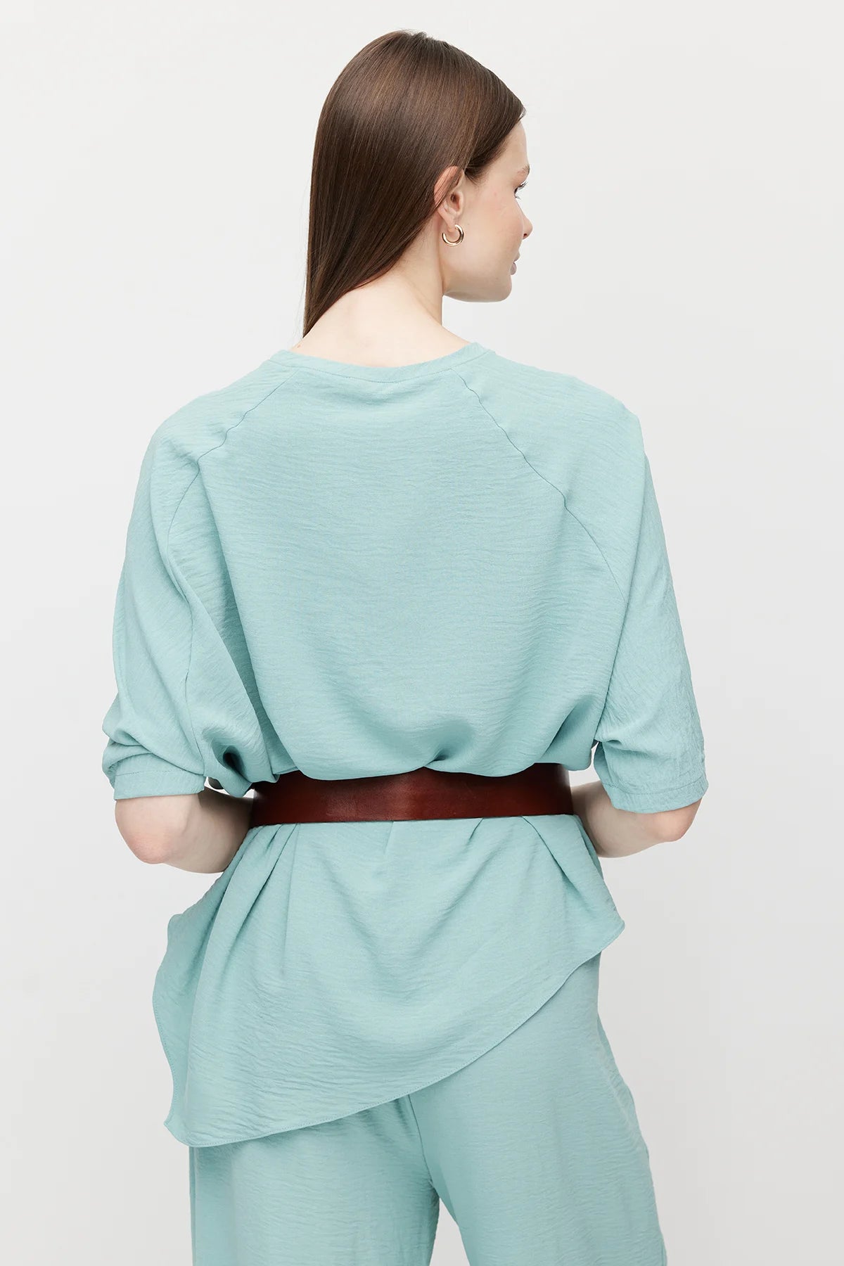 بلوزة نسائية واسعة بقصة غير متماثلة