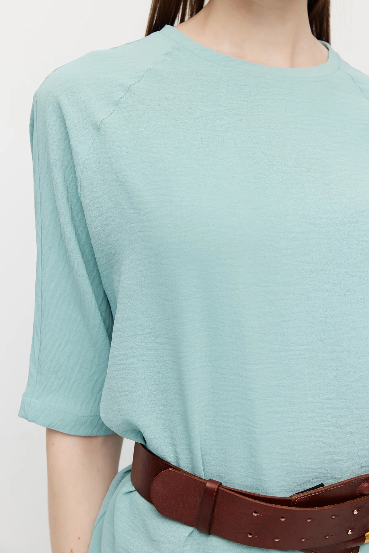 بلوزة نسائية واسعة بقصة غير متماثلة