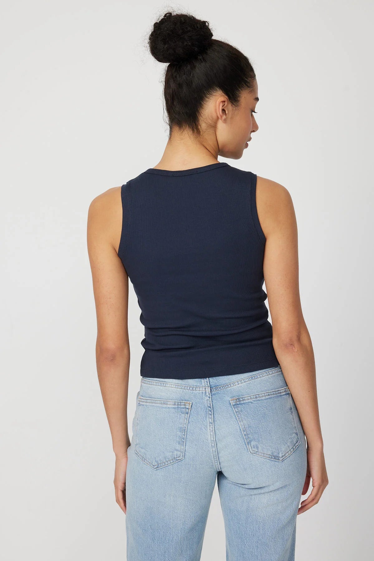 بلوزی بێ قۆڵی ئافرەتان