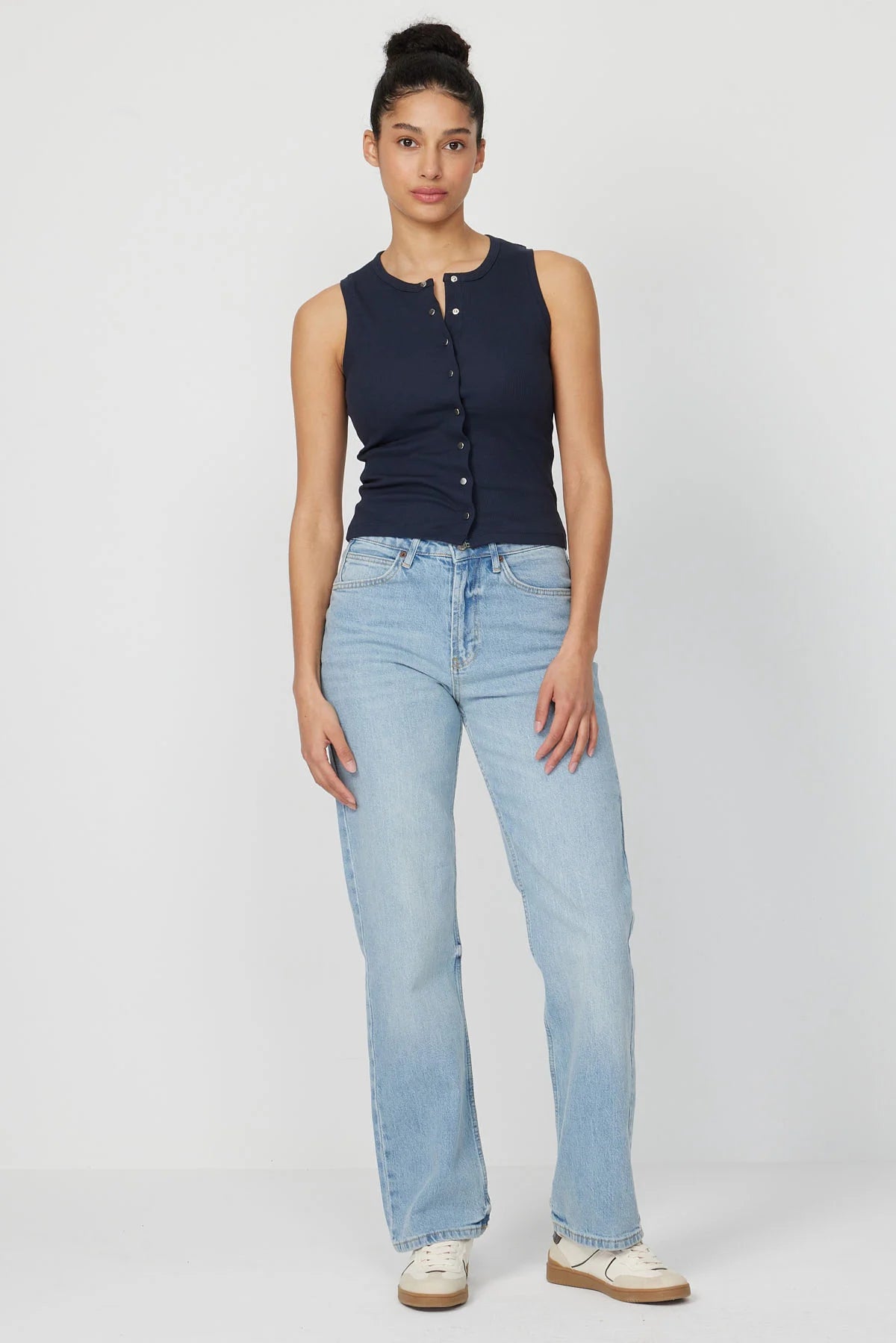 بلوزی بێ قۆڵی ئافرەتان