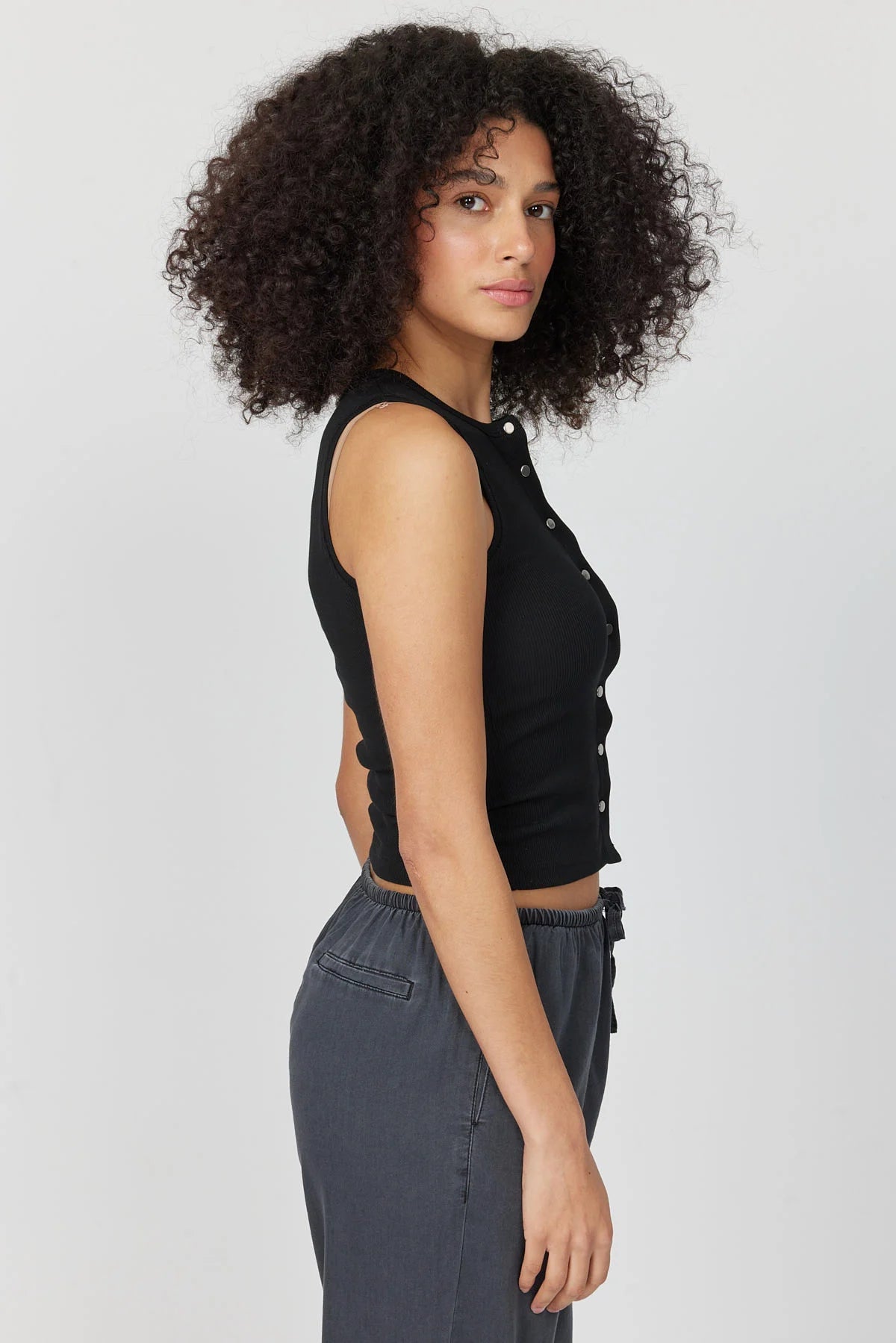 بلوزی بێ قۆڵی ئافرەتان