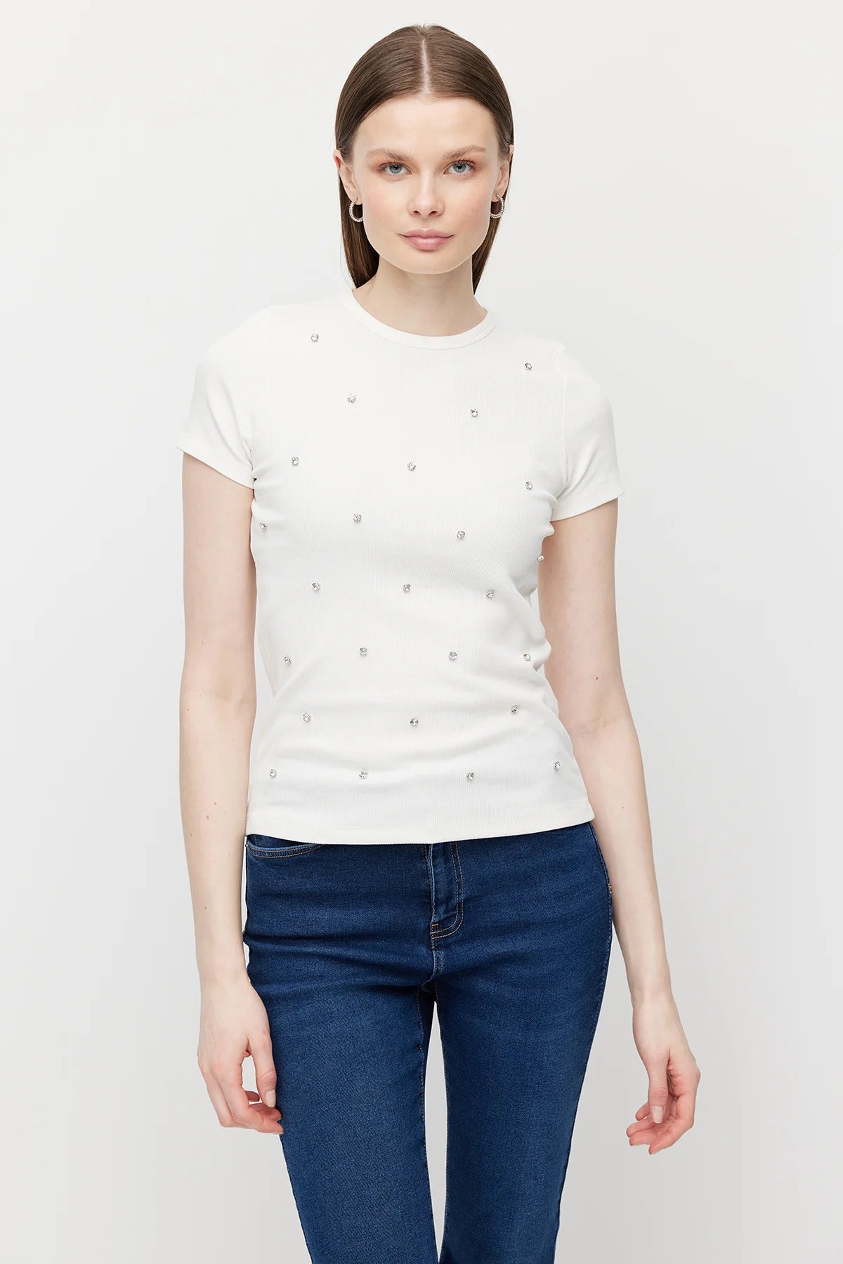 بلوزة نسائية برقبة دائرية مزينة بأحجار الراين