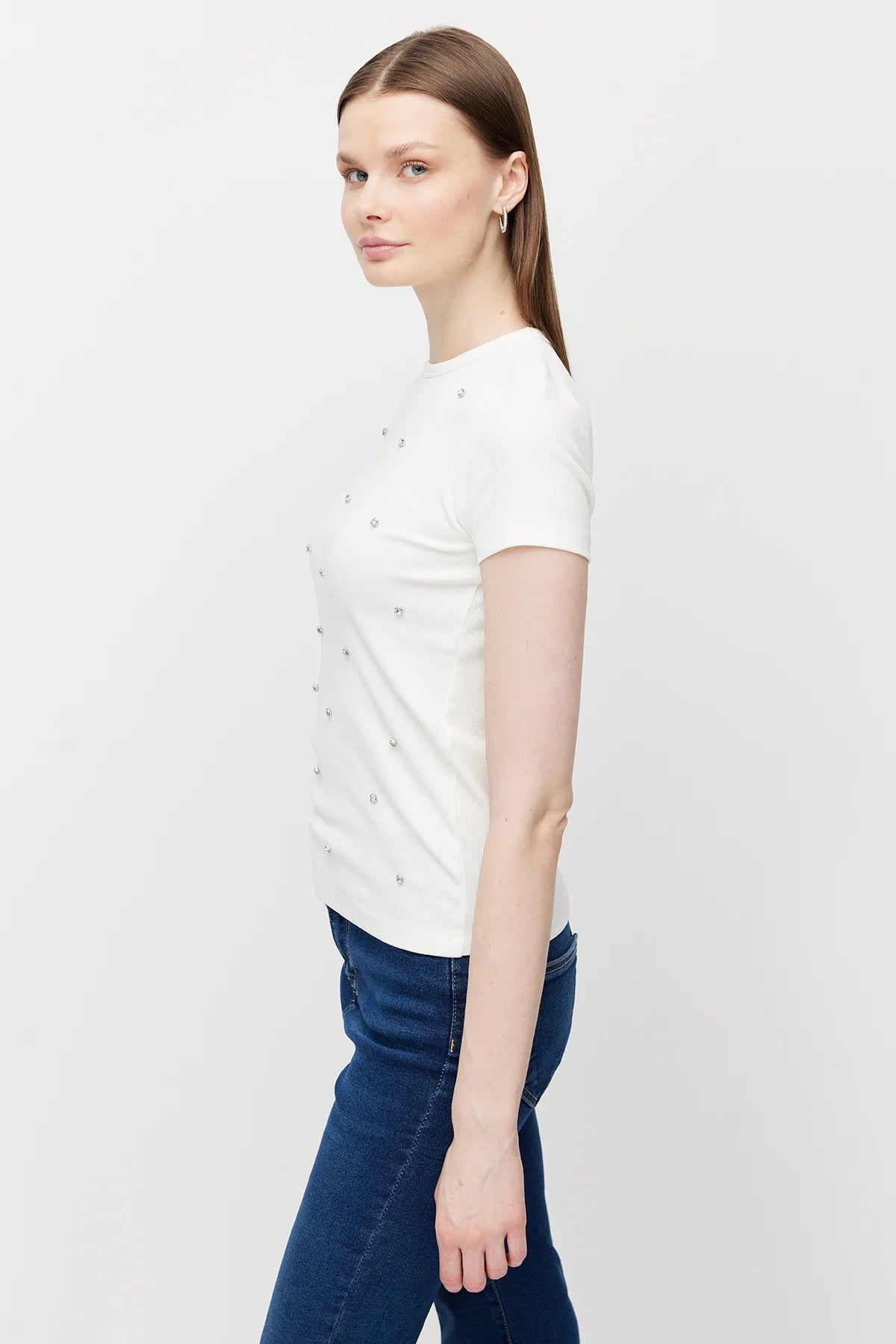 بلوزة نسائية برقبة دائرية مزينة بأحجار الراين