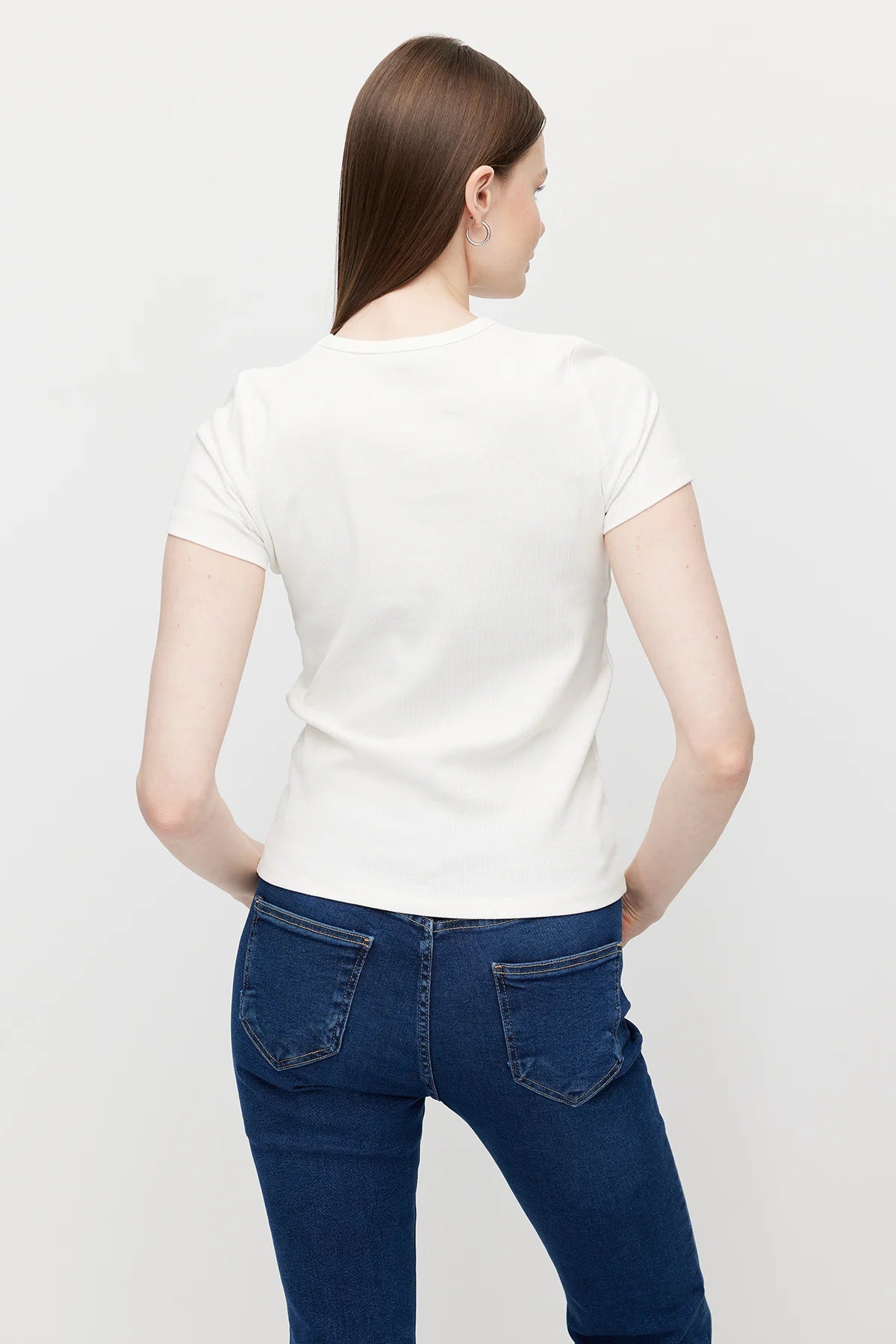 بلوزة نسائية برقبة دائرية مزينة بأحجار الراين