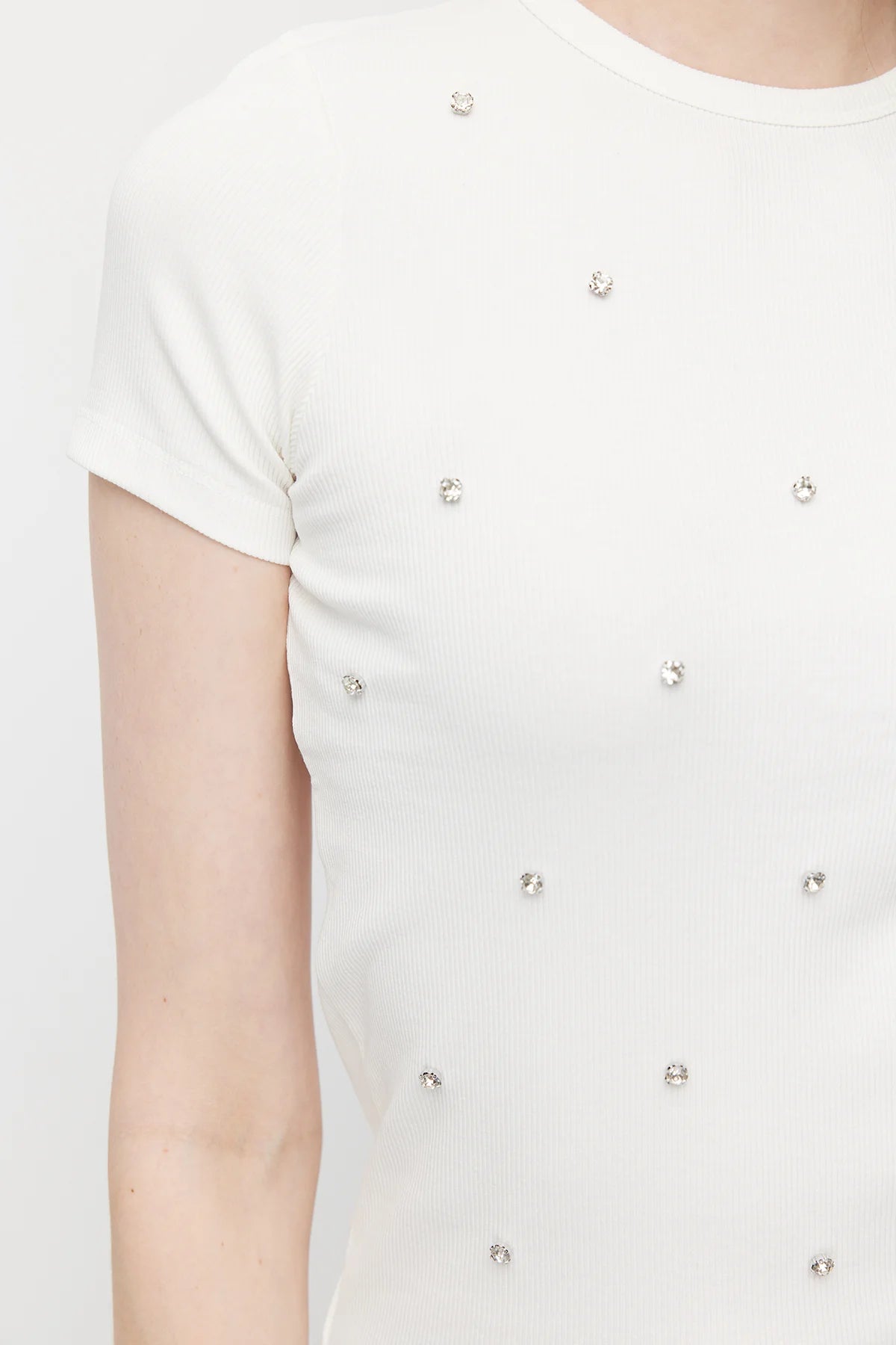 بلوزة نسائية برقبة دائرية مزينة بأحجار الراين