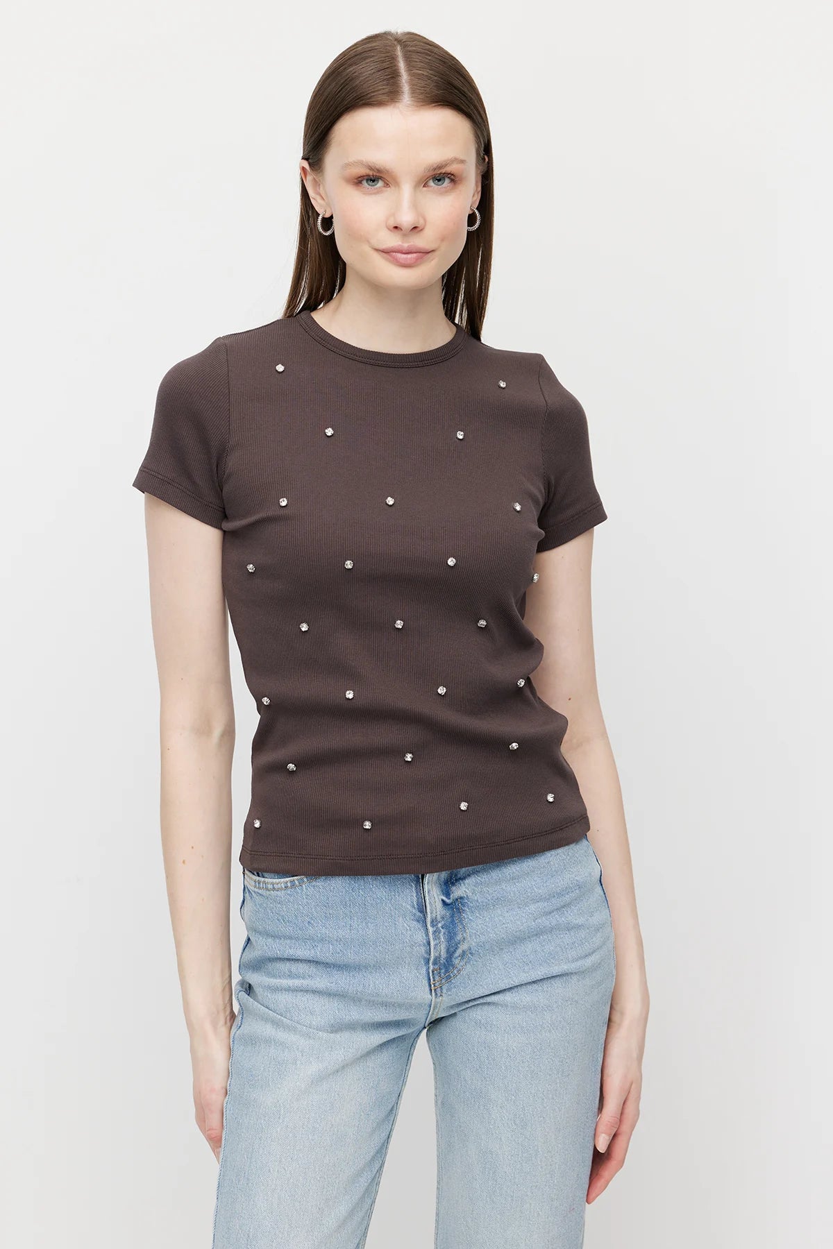 بلوزة نسائية برقبة دائرية مزينة بأحجار الراين