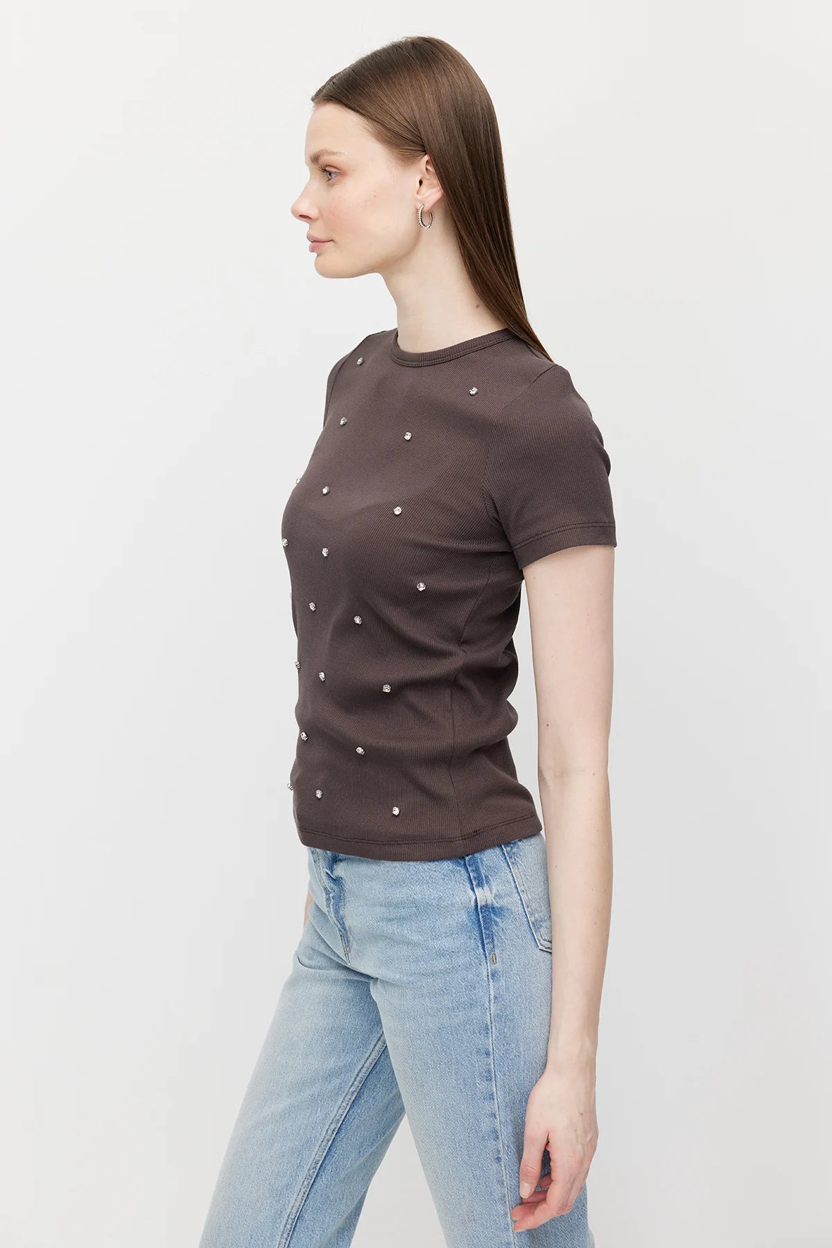 بلوزة نسائية برقبة دائرية مزينة بأحجار الراين