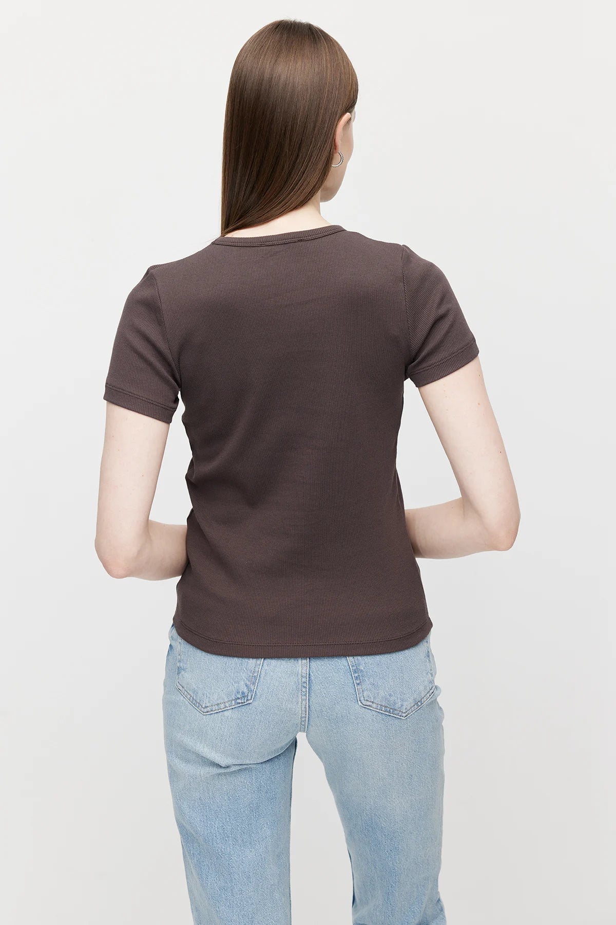 بلوزة نسائية برقبة دائرية مزينة بأحجار الراين