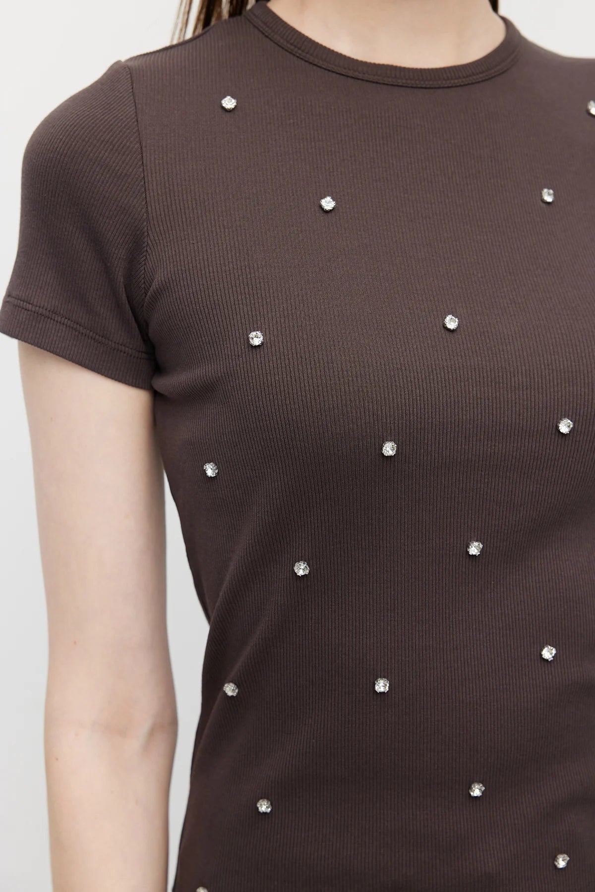 بلوزة نسائية برقبة دائرية مزينة بأحجار الراين