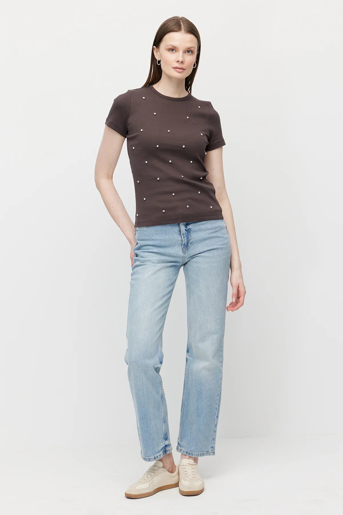 بلوزة نسائية برقبة دائرية مزينة بأحجار الراين